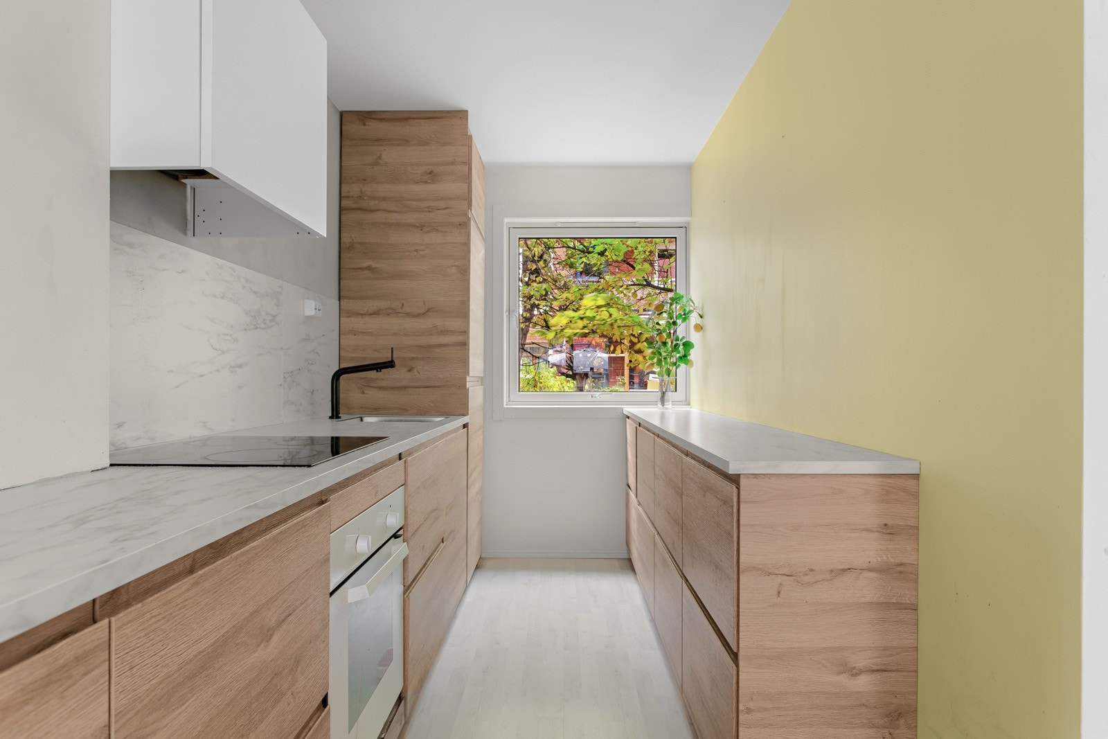 De integrerte hvitevarene som kjøleskap, stekeovn, platetopp og oppvaskmaskin medfølger. Galleribilde