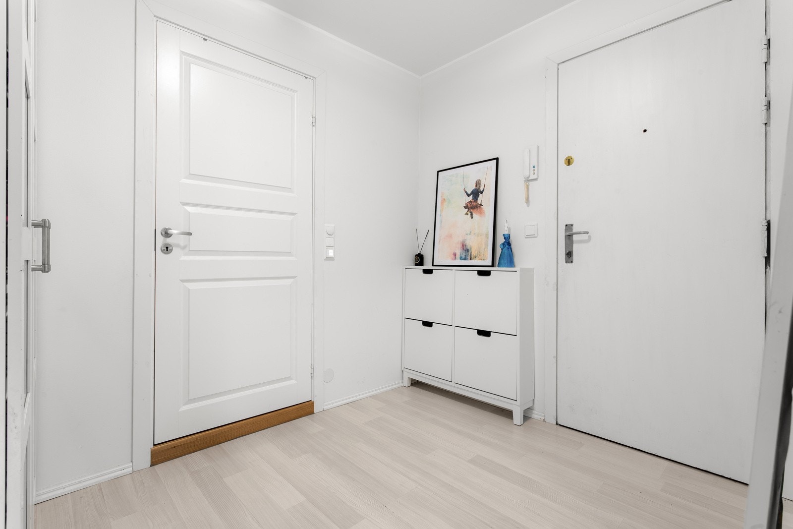 Når du kommer inn i boligen, er det første du møter en lys og romslig entré. Galleribilde