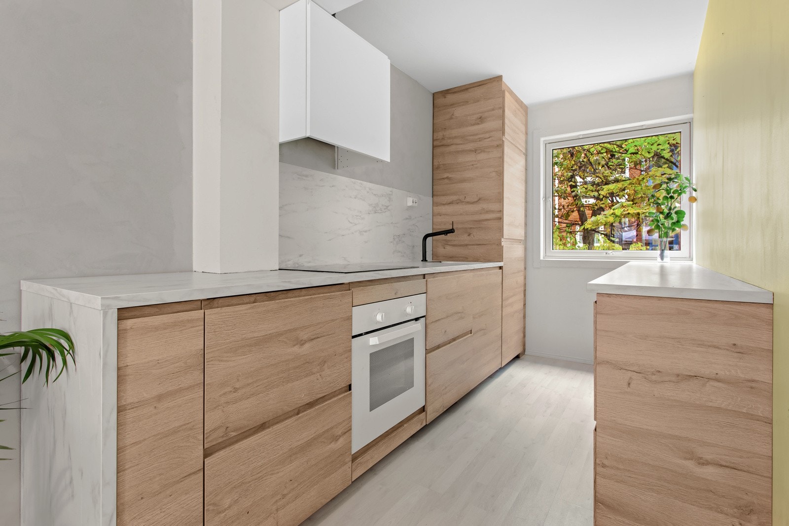 Moderne og stilrent kjøkken fra 2021 med integrerte hvitevarer. Galleribilde