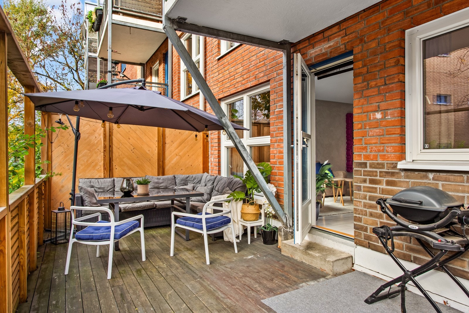 Her får du god plass til møblement, planter og grill. Det er tillatt med gass- og elektisk grill iht. husordensreglene. Galleribilde