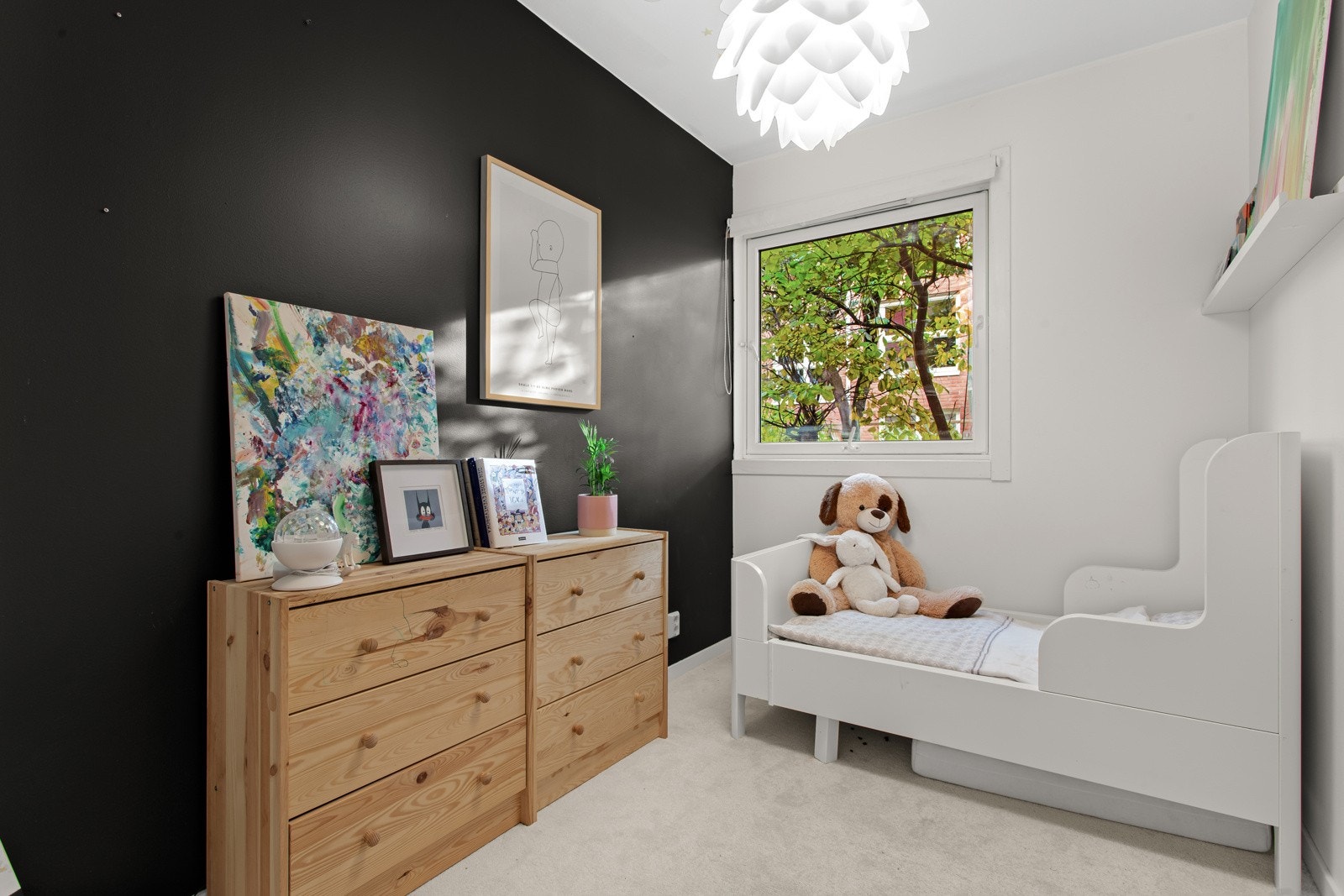 Soverom to er også romslig og har plass til seng og oppbevaring. Galleribilde