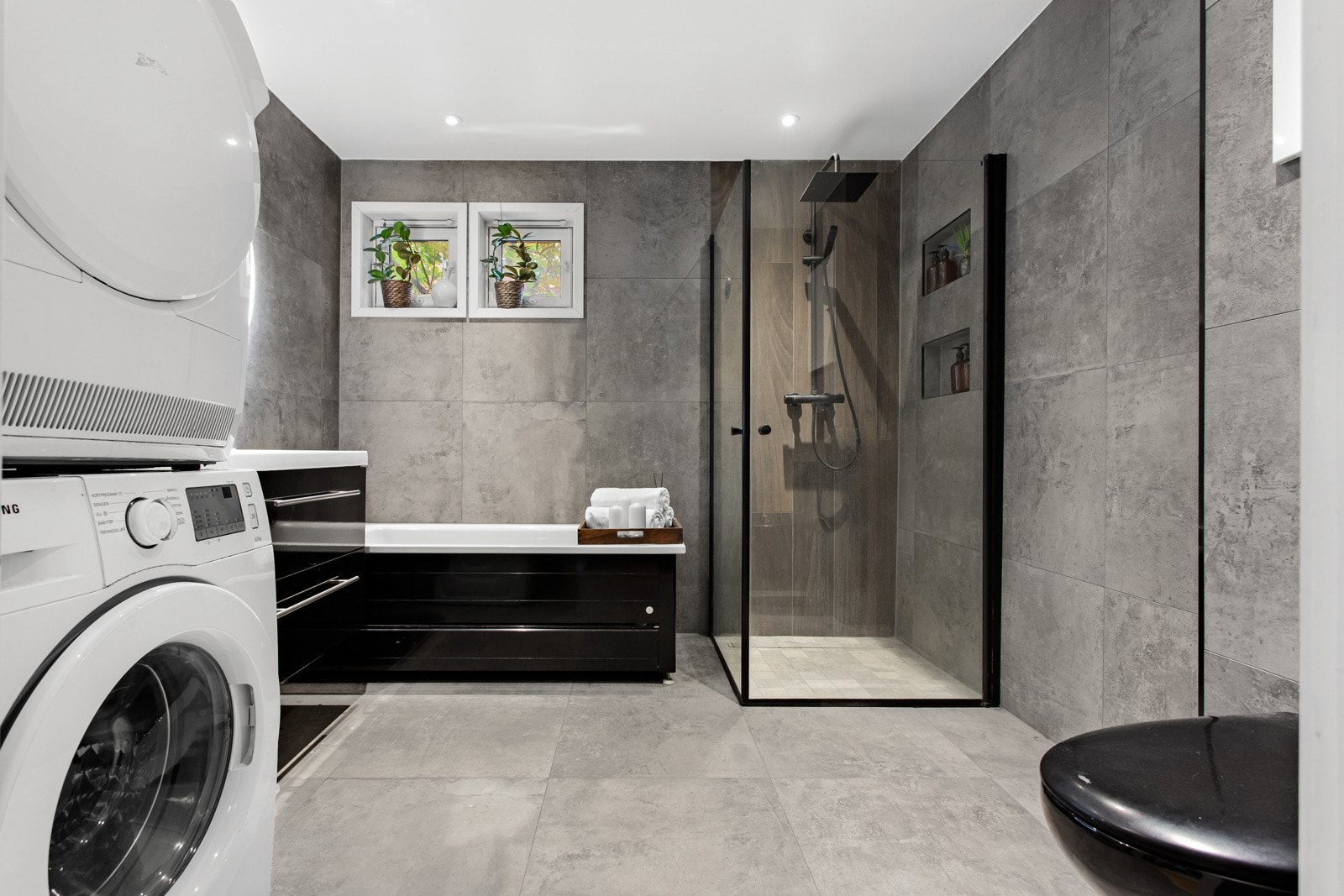 Vinduene på bad gir naturlig dagslys og mulighet for utlufting. I tillegg er det avtrekksventil i himling. Galleribilde