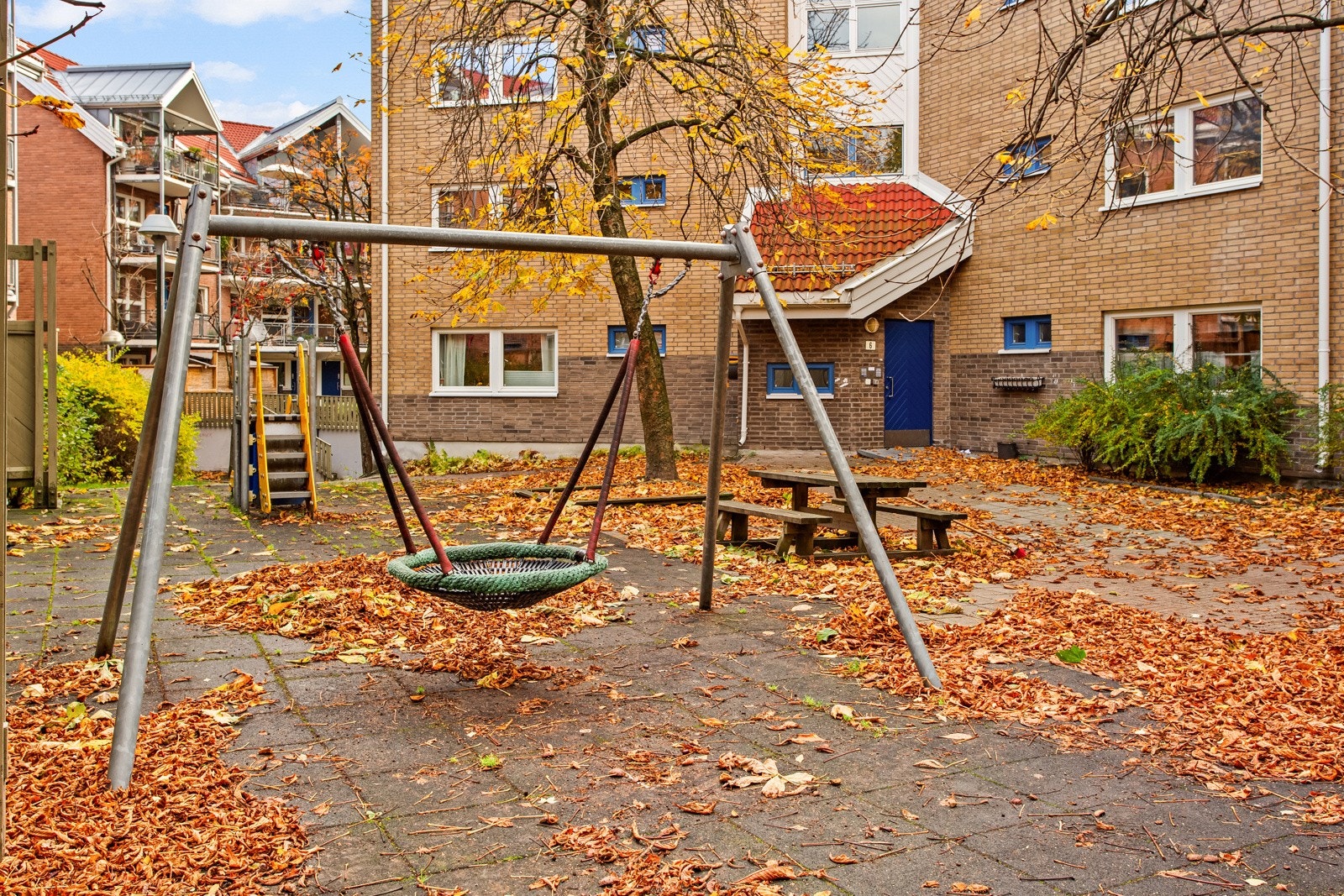 Borettslaget har en hyggelig felles bakgård, opparbeidet med lekeplass og hyggelige benker. Galleribilde