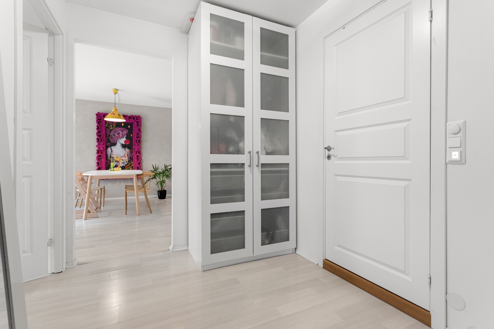 Når du kommer inn i boligen, er det første du møter en lys og romslig entré. Galleribilde