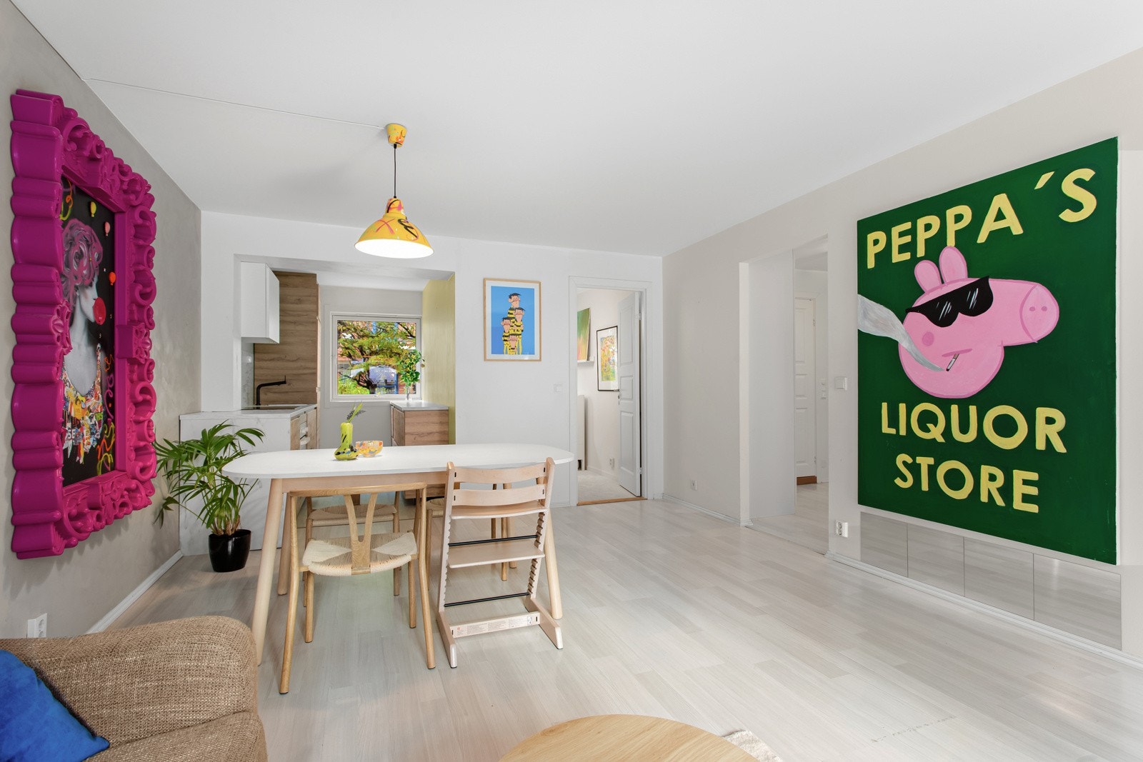 Det er lyse og pene overflater, samt gulv belagt med laminat. Galleribilde