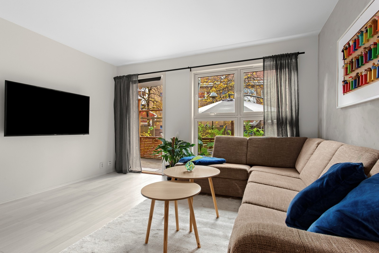 Du har god plass til både sofagruppe, spisebord og TV med tilhørende møblement. Galleribilde