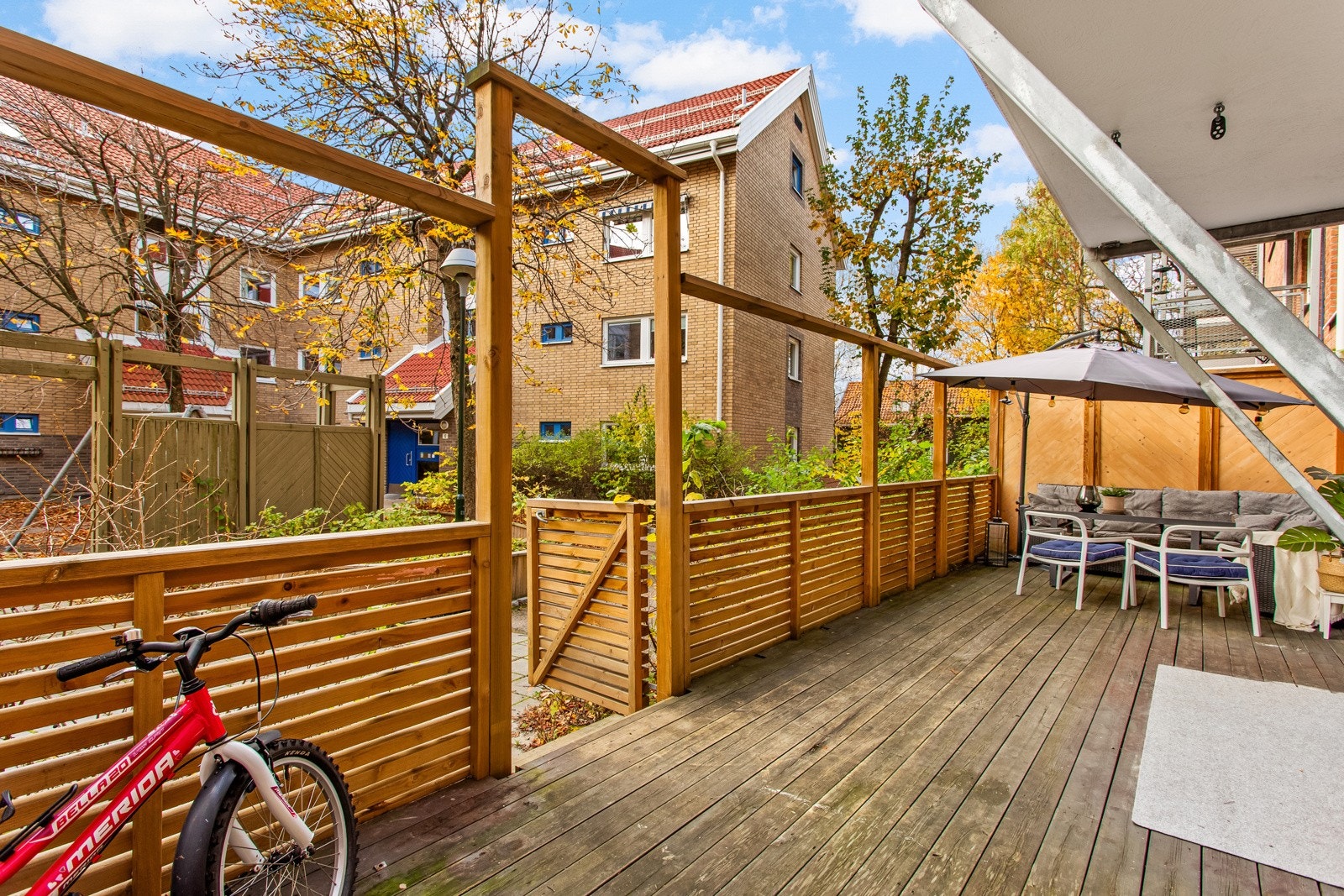 Fra stuen har du utgang til en fantastisk privat markterrasse på hele 26 kvm! Galleribilde