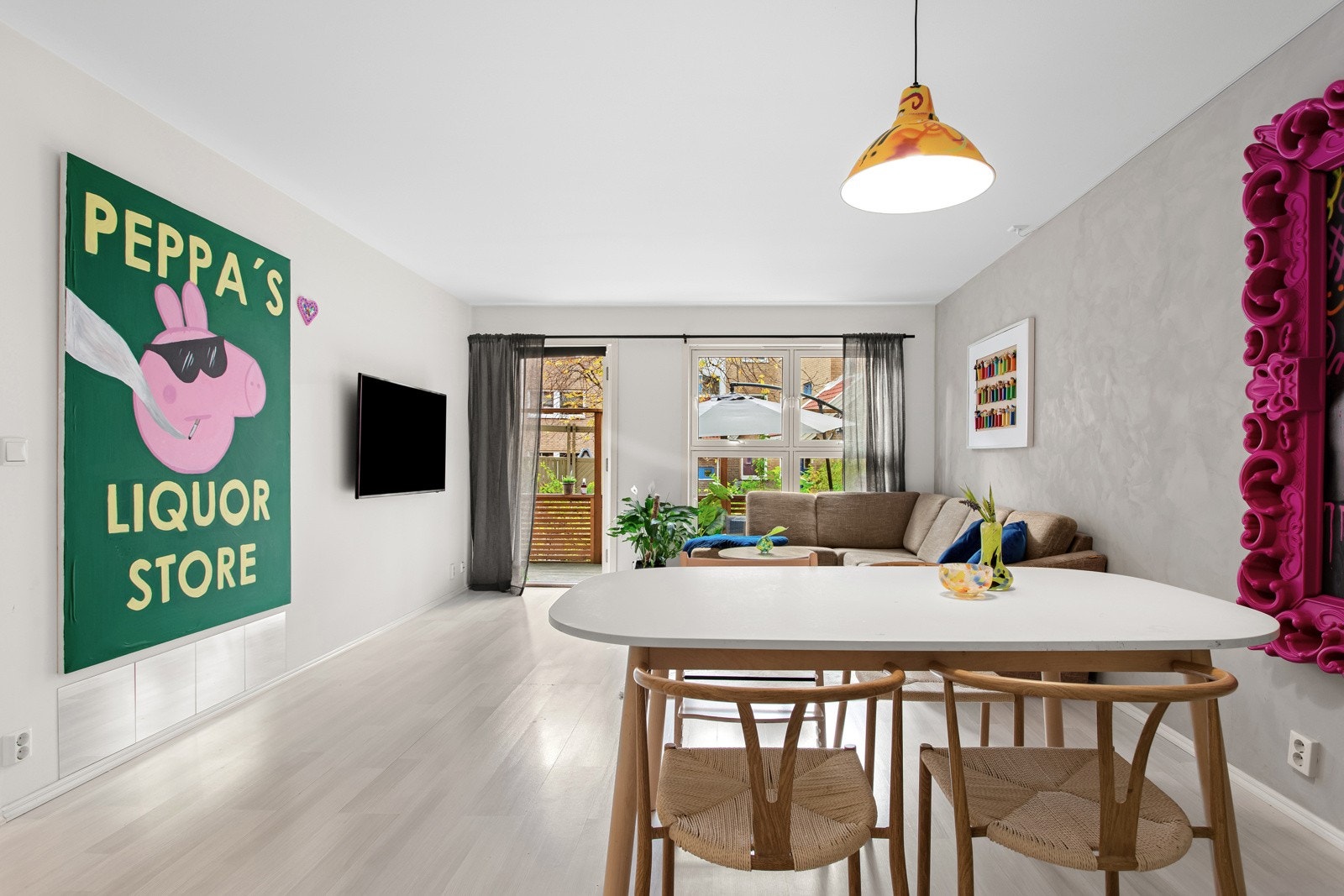 Leiligheten har store vindusflater som gir godt med lysinnslipp. Galleribilde