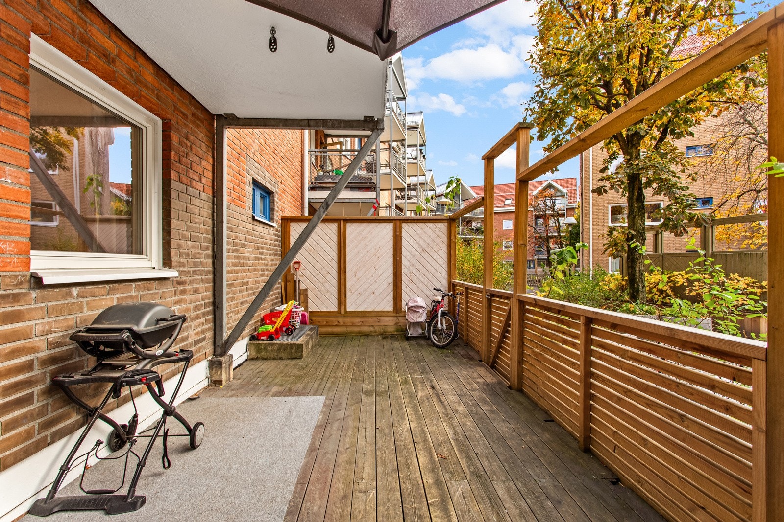 Her får du god plass til møblement, planter og grill. Det er tillatt med gass- og elektisk grill iht. husordensreglene. Galleribilde