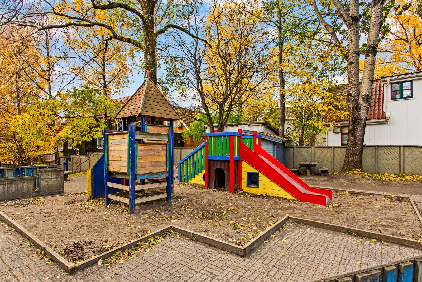 Borettslaget har en hyggelig felles bakgård, opparbeidet med lekeplass og hyggelige benker. Galleribilde