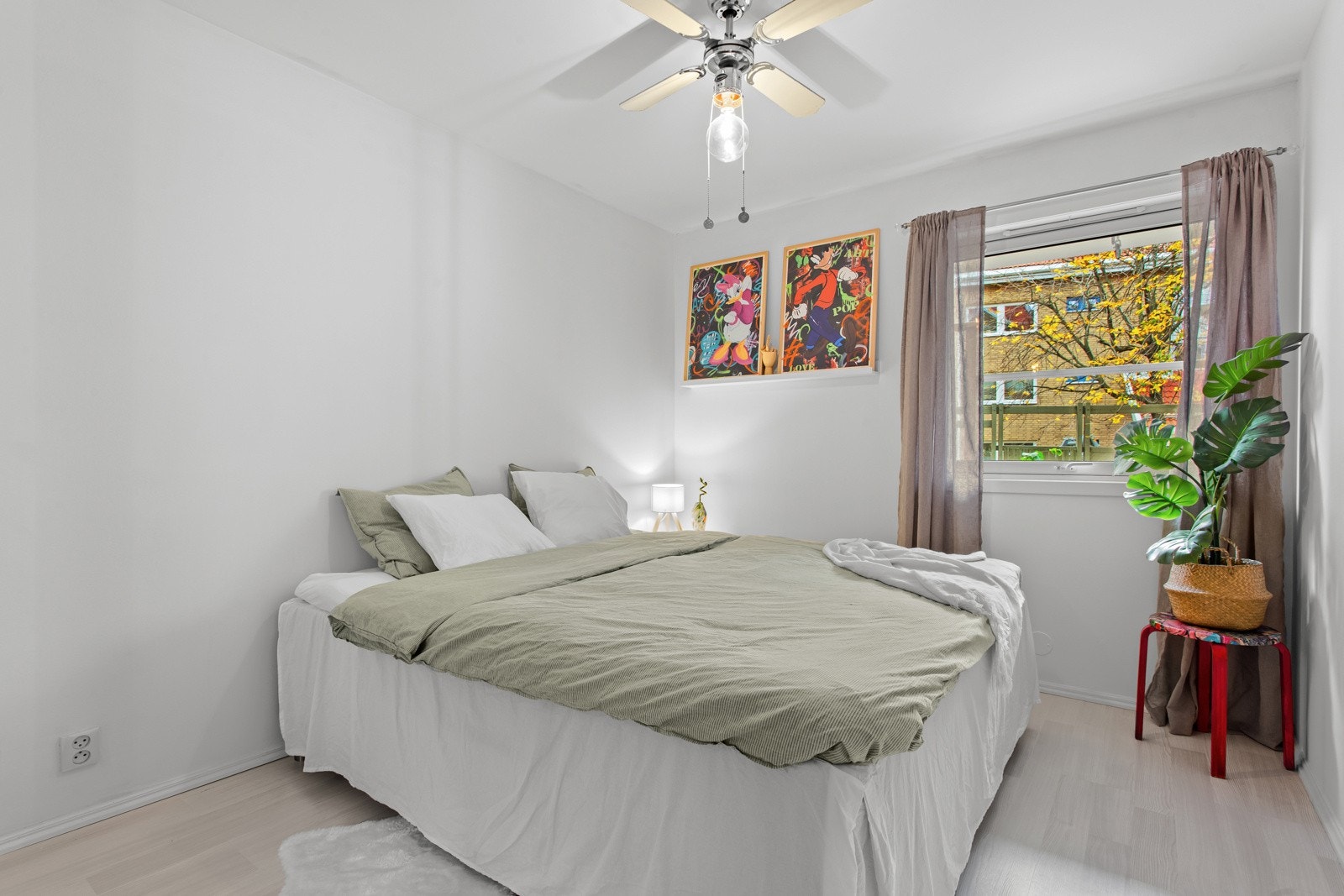 Hovedsoverommet er romslig og har god plass til dobbeltseng, nattbord og garderobe. Galleribilde