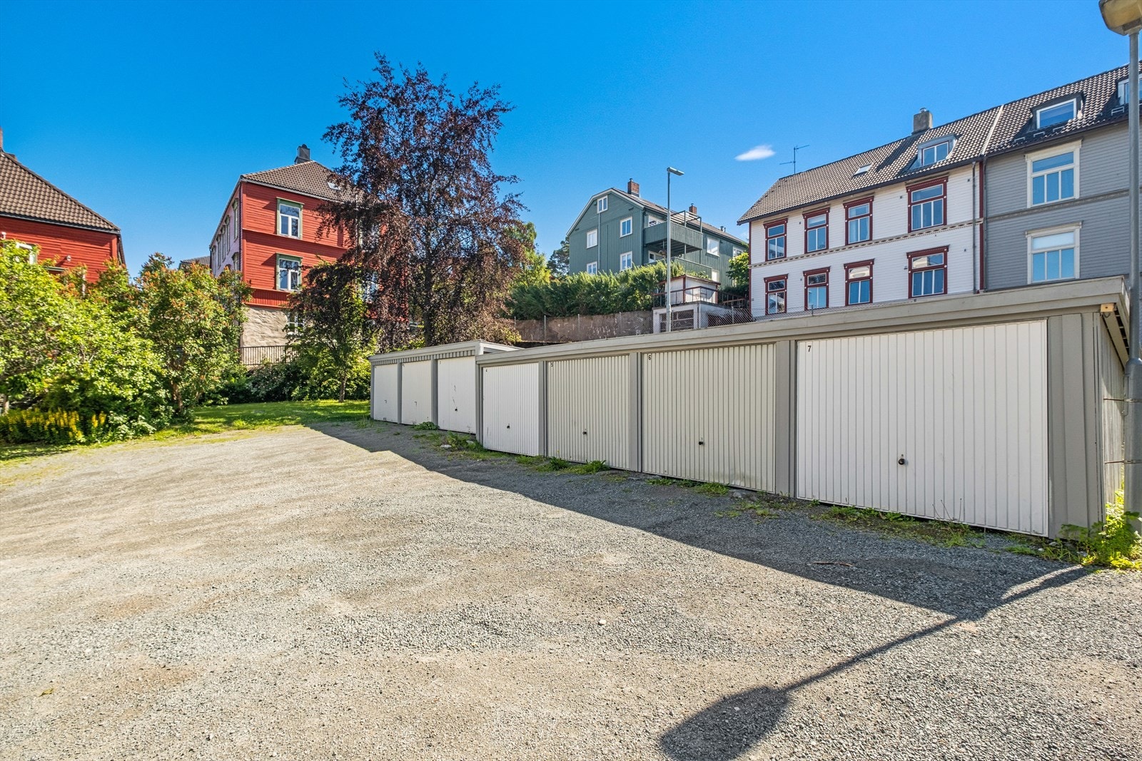 Borrettslaget disponerer 17 parkeringsplasser som tildeles etter ansiennitet - 7 garasjeplasser og 10 uteparkeringer. I tillegg er det 3 gjesteparkeringer. Galleribilde