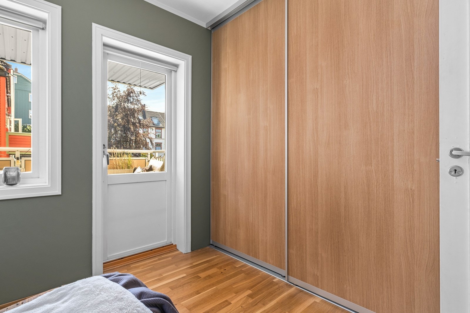 Leiligheten har god oppbevaringsplass, og langs den ene veggen på soverommet er det etablert stor skyvedørsgarderobe. Galleribilde