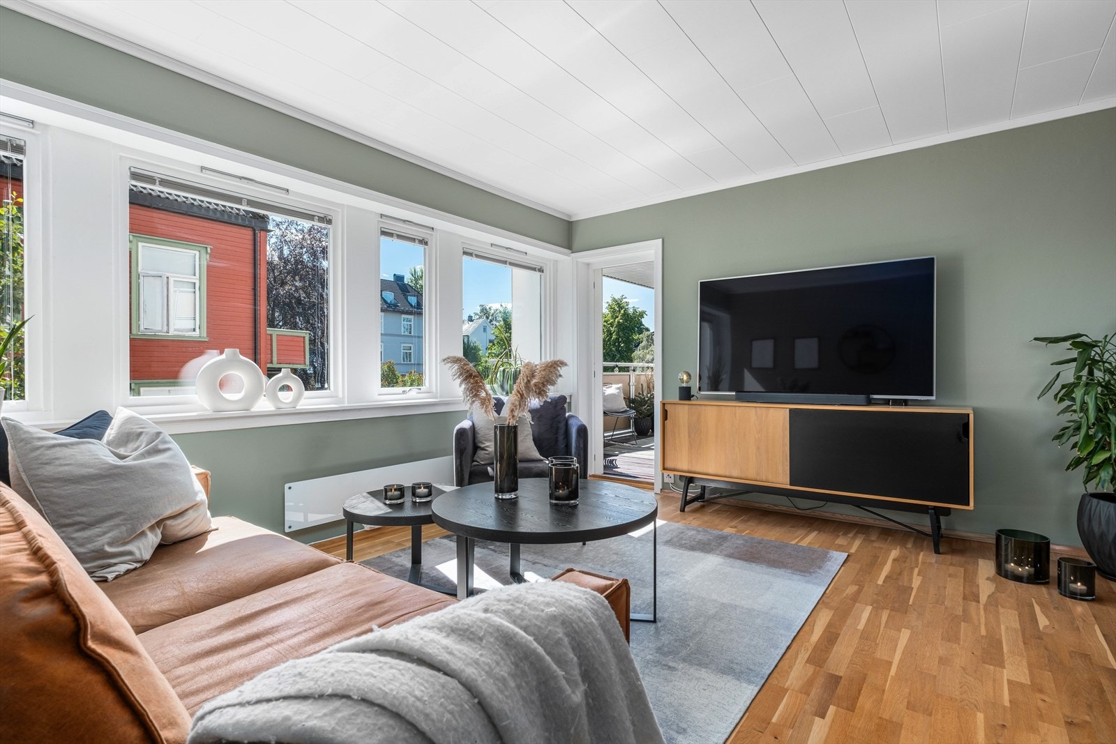 Sommerstid er det deilig å trekke ut for både avslapning og middager på balkongen. Galleribilde