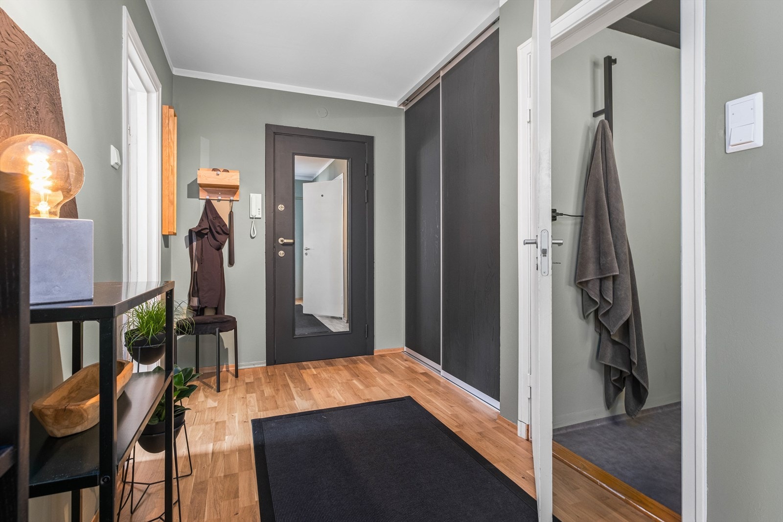 Man ønskes velkommen av en innbydende entré, der yttertøyet enkelt ryddes bort i en stor skyvedørsgarderobe. Galleribilde