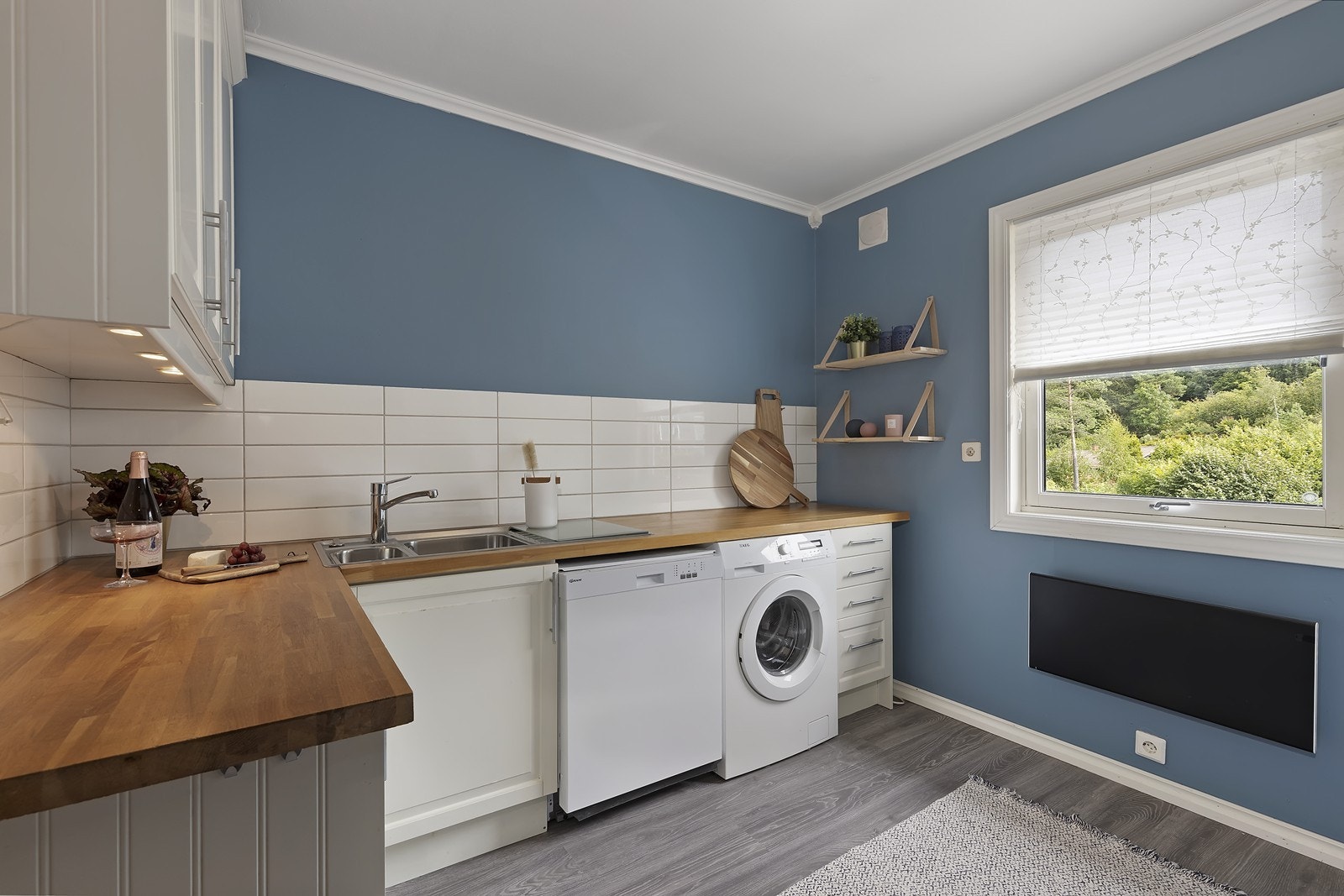 Vaskemaskin er satt inn på kjøkken slik at man får bedre plass på bad. Galleribilde