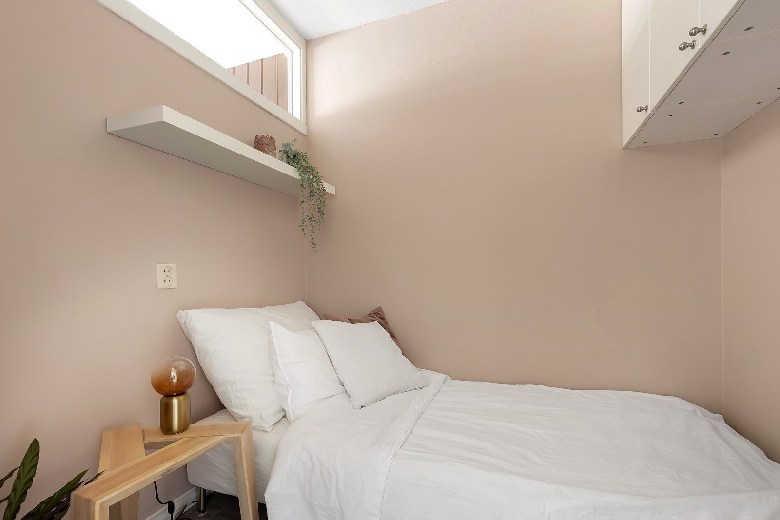 Sovealkove har et lite vindu øverst for bedre lysforhold. Galleribilde