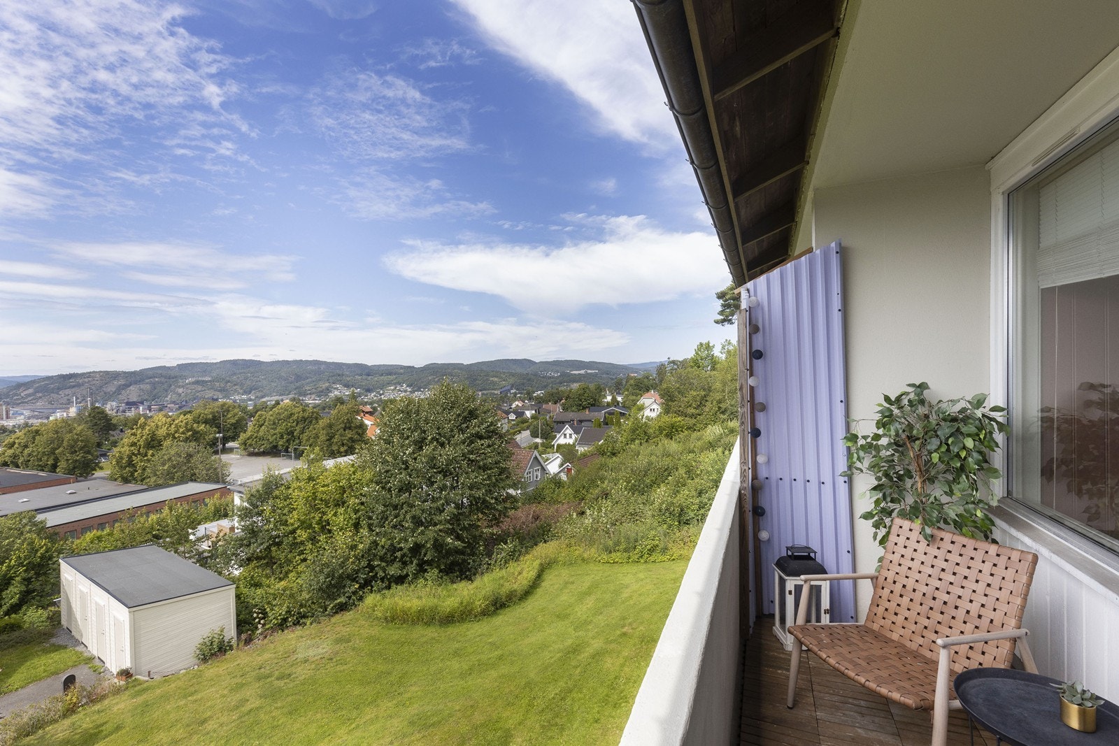 Her kan du nyte både hyggelig utsikt og nydelige solforhold på balkongen. Galleribilde