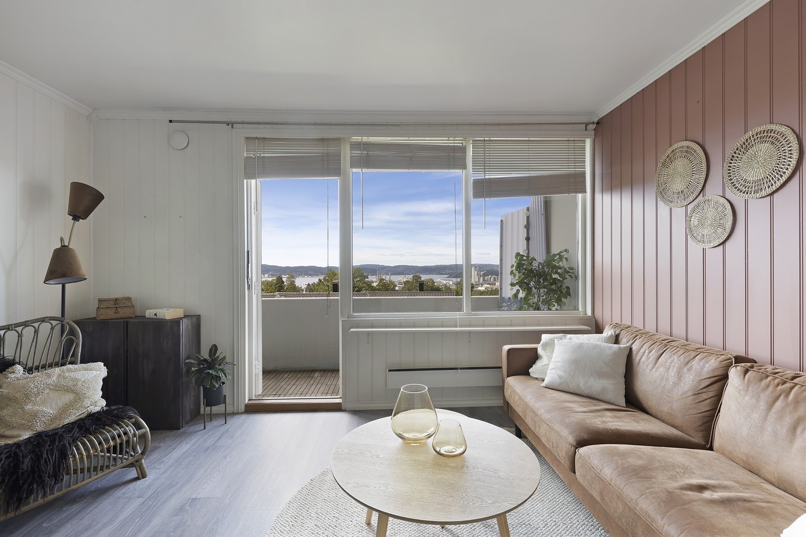 Store fine vindusoverflater gir godt med lys inn til rommet. Galleribilde