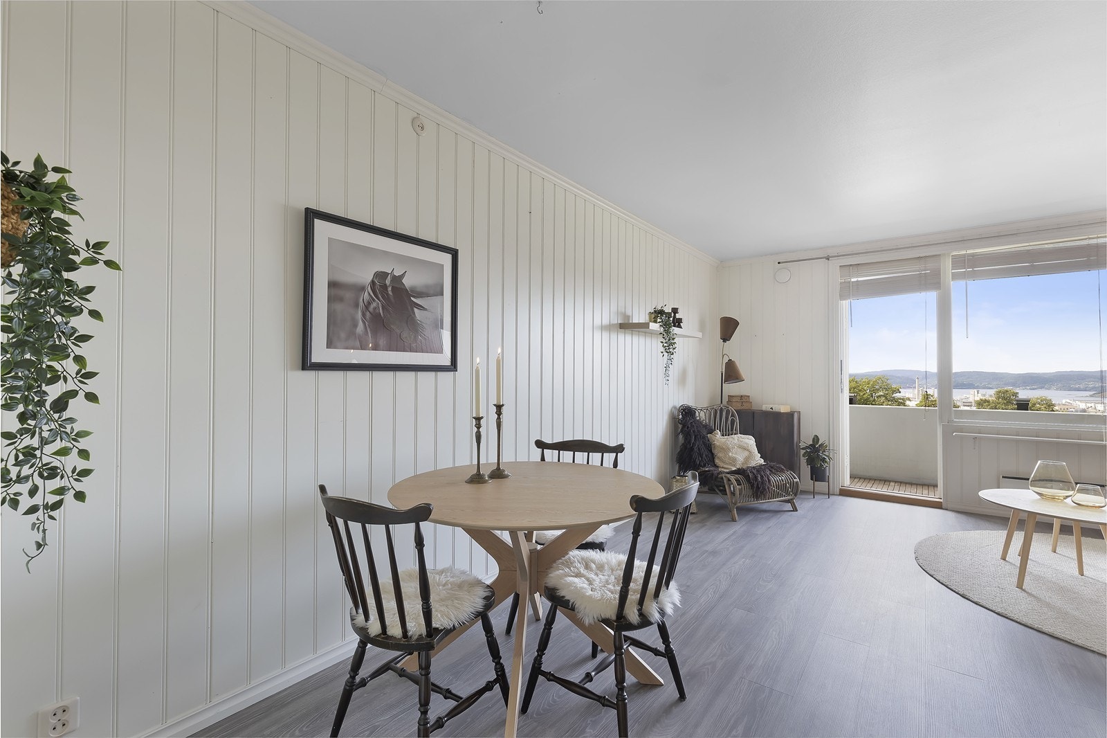 Plass har man både til sofagruppe og en hyggelig spiseseksjon. Galleribilde