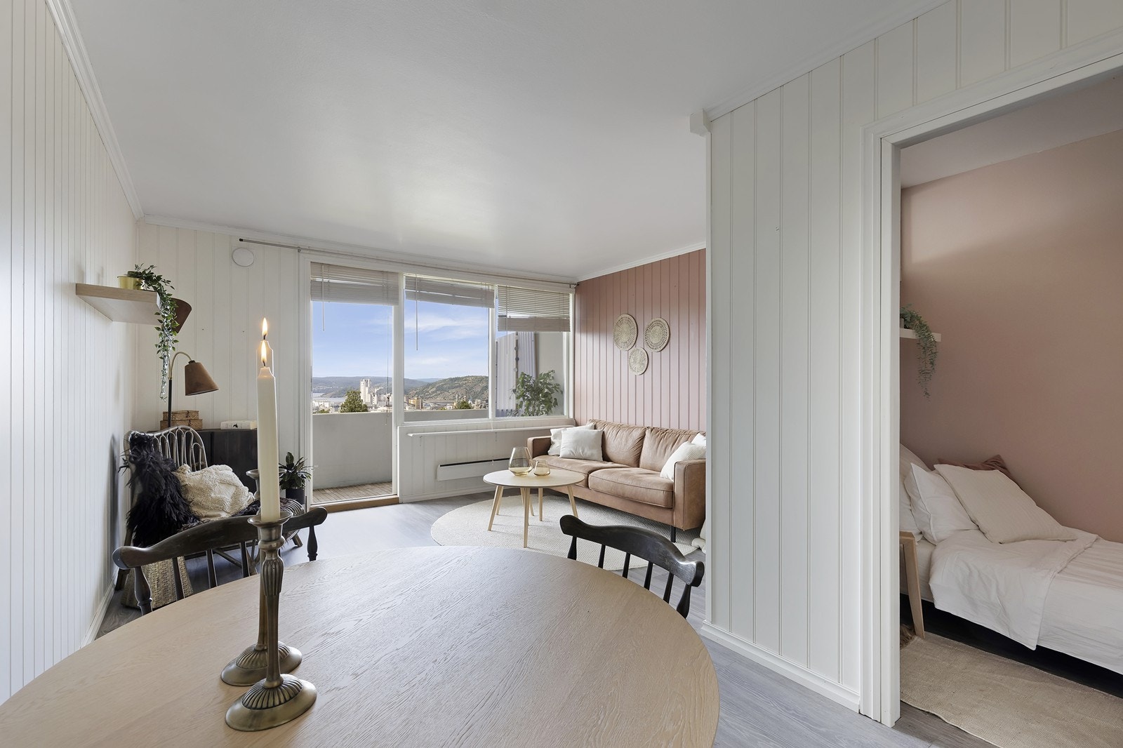 Mellom kjøkken og stue er det sovealkove - her har mange satt inn kjøkken istedenfor slik at man får eget soverom. Galleribilde