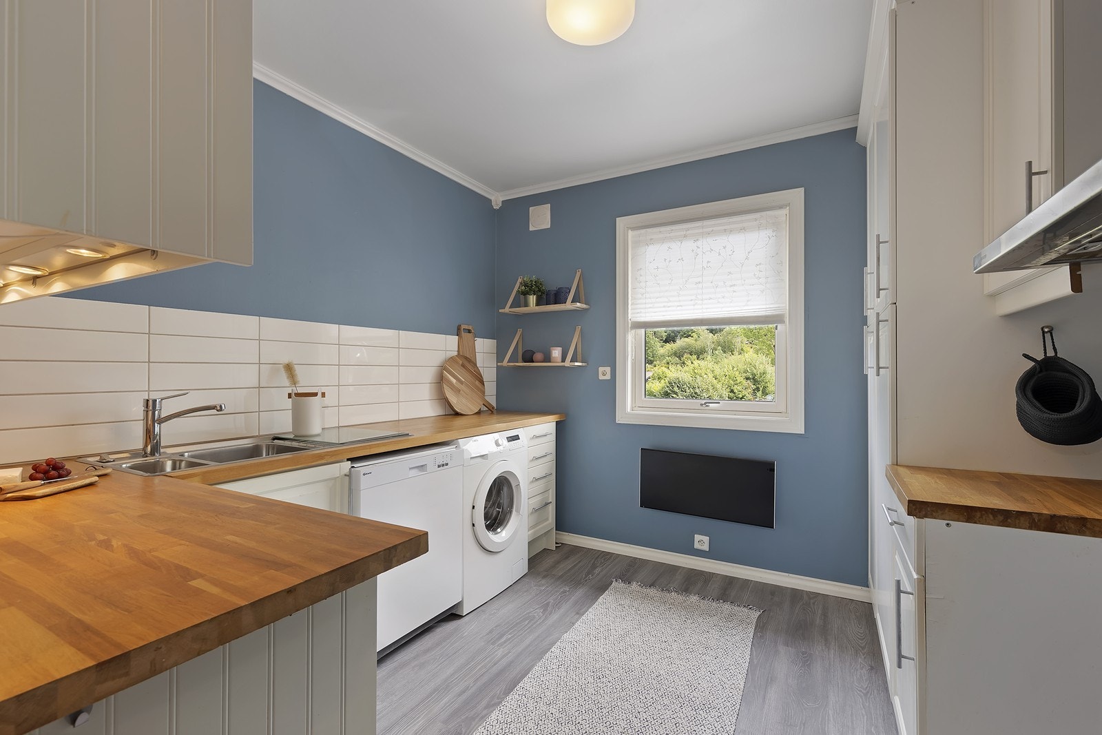 Pen kjøkkeninnredning har godt med benkplass og skapplass. Galleribilde