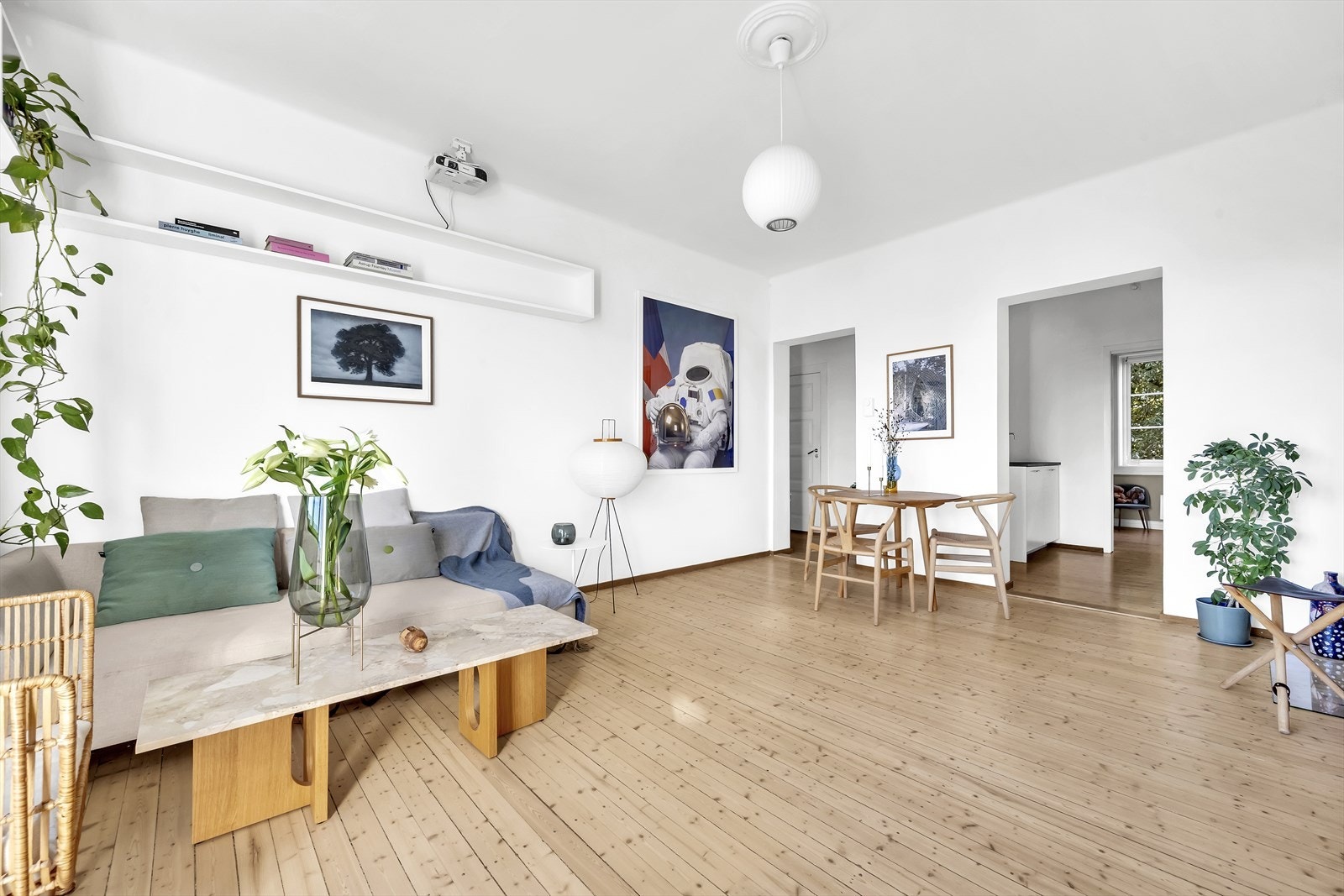 Den gode takhøyden på 2,8 meter og den gjennomgående planløsningen sikrer en luftig og god romfølelse. Galleribilde