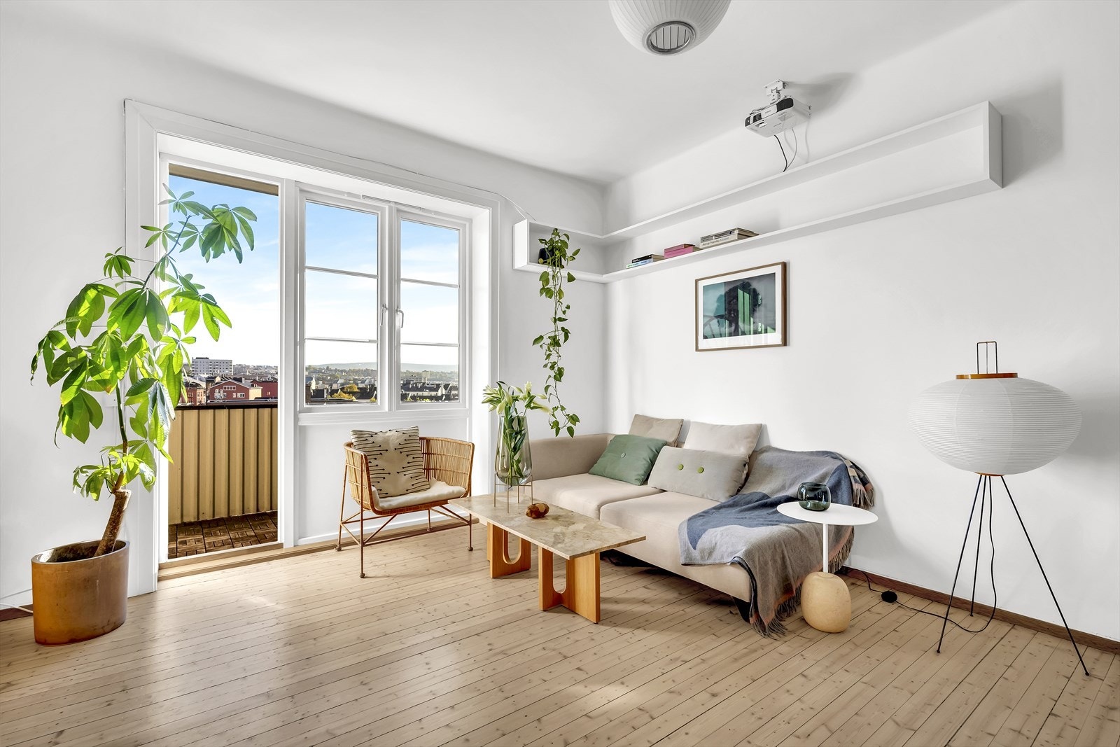 Leiligheten ligger i 3. etasje og inneholder entré, kjøkken, stue, bad og to soverom. Galleribilde