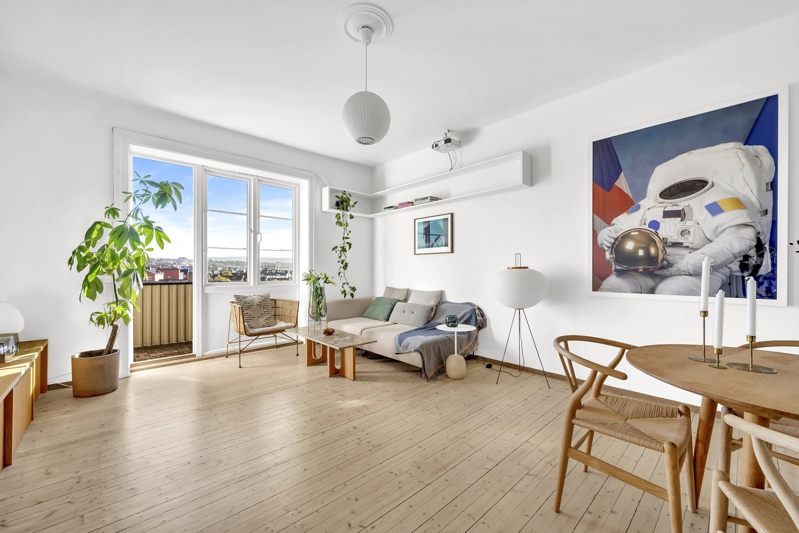 I stuen er det god plass til sofagruppe med tilhørende møblement som sofabord og tv-benk. Galleribilde