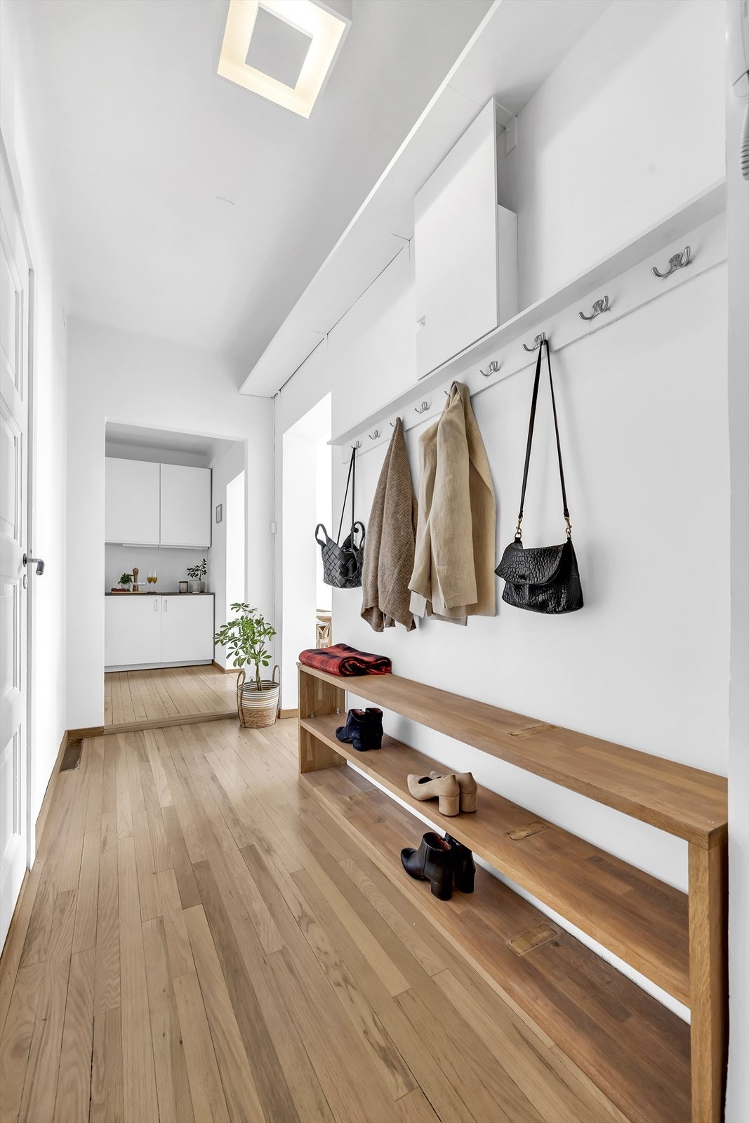I gangen er det plass til knagger og skohylle for oppbevaring av yttertøy. Gangen har en sentral plassering og sikrer god flyt mellom alle rommene. Galleribilde