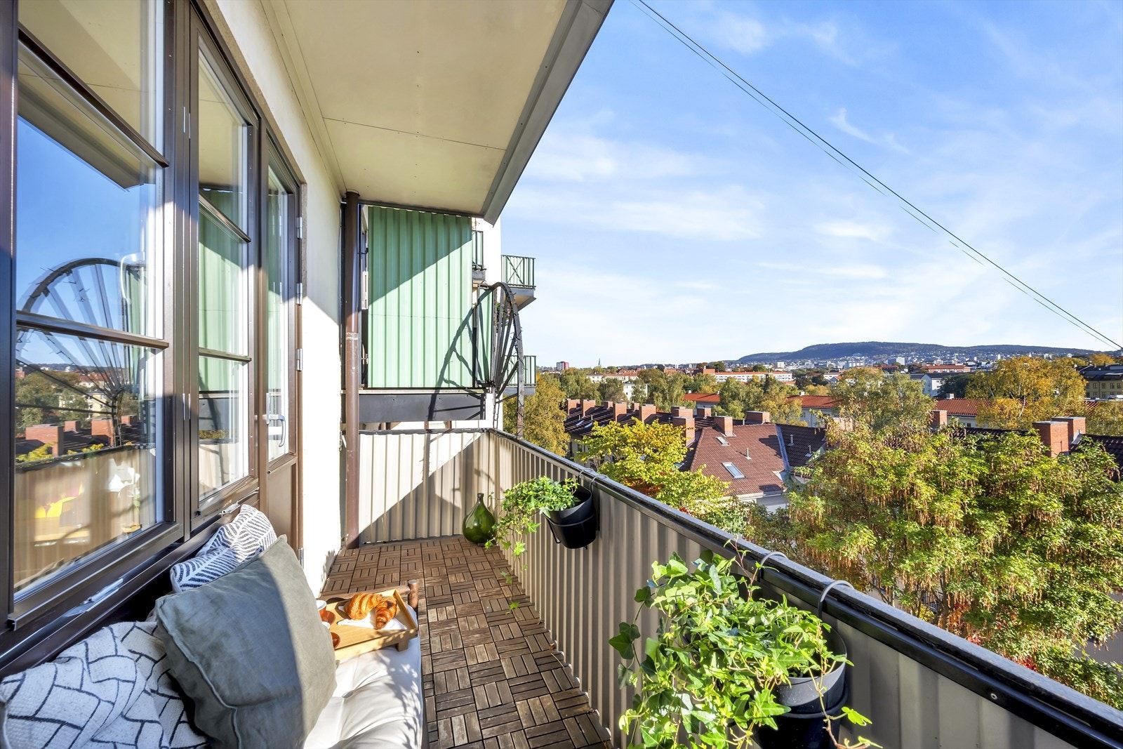 I tillegg er det flott utsyn mot borettslagets frodige bakhage. Galleribilde