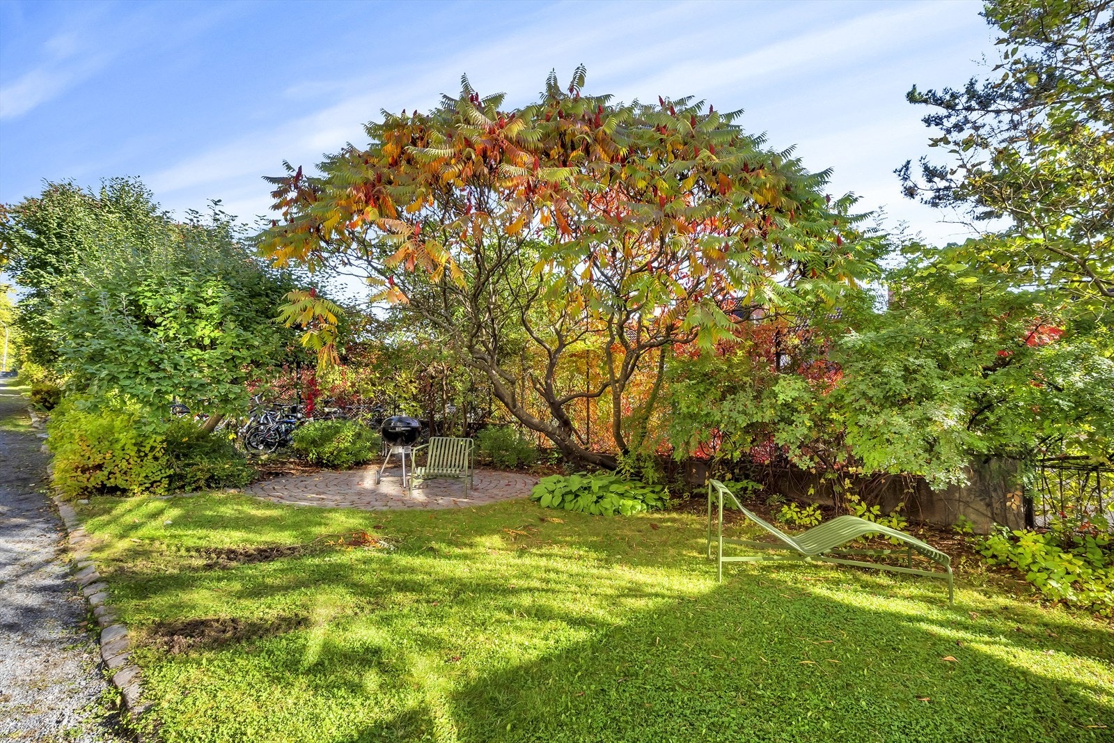 Det er flere sittegrupper og grill for beboerne. Beboere har tilgang til nedre gård med en flott lekeplass. Galleribilde