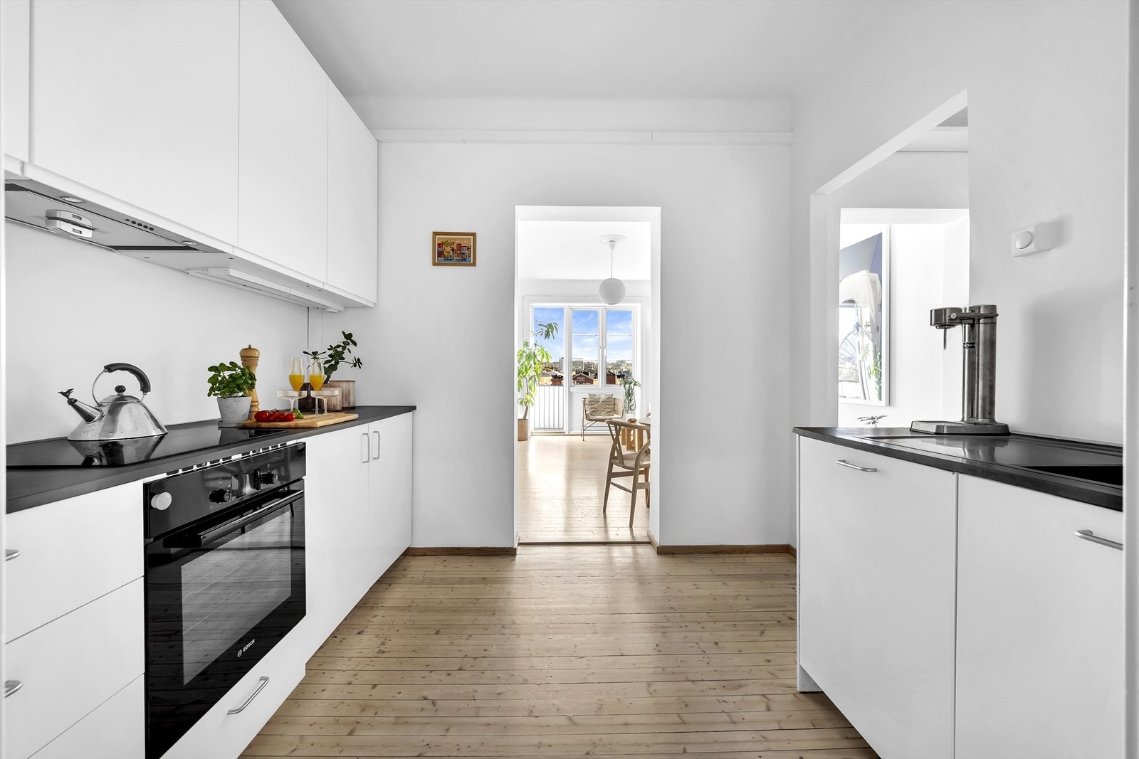 Lys innredning fra 2016 med glatte fronter og benkeplate i laminat. Nedsenket kum i rustfritt stål. Galleribilde