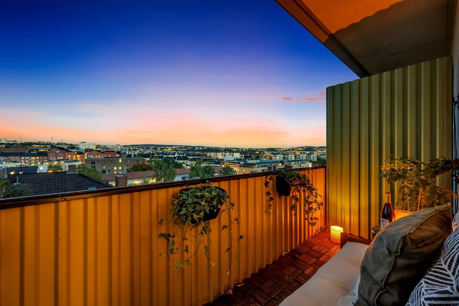 Fra stuen er det utgang til en fantastisk, østvendt balkong på ca. 5,3 kvm. Galleribilde