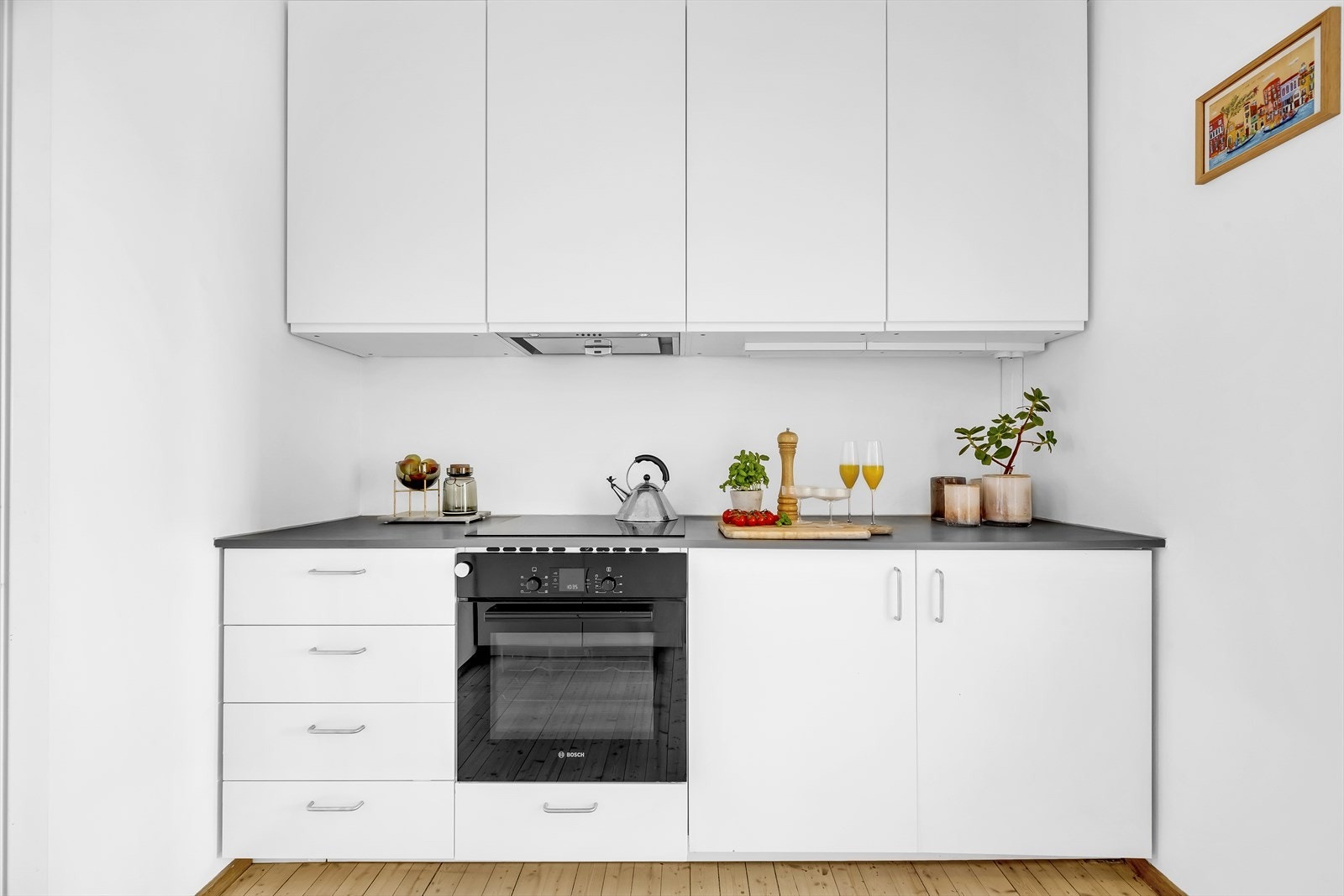 Integrerte hvitevarer består av kjøleskap, fryser og oppvaskmaskin samt kjøkkenventilator med kullfilter. Galleribilde