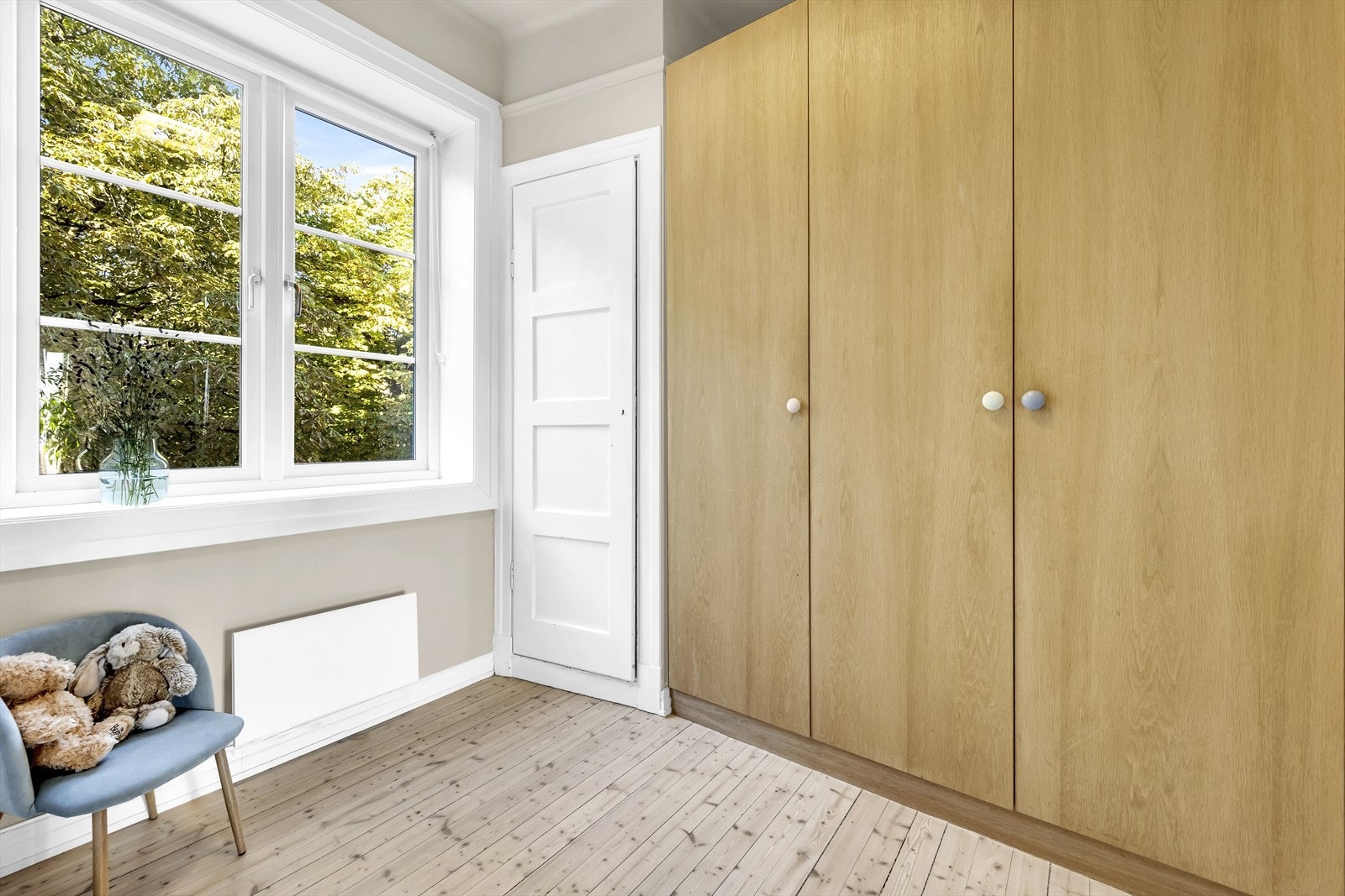 Her er det plass til seng og skrivepult. Garderobeskapet er tilpasset og bygget av møbelsnekker. Galleribilde