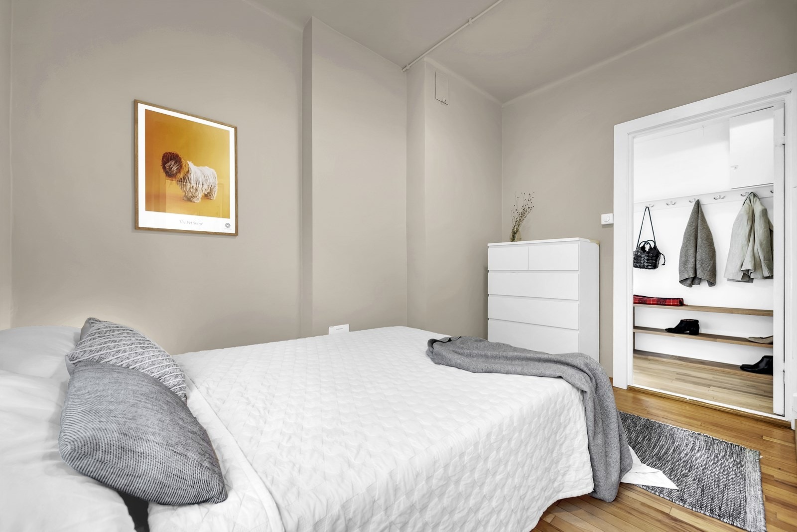 På hovedsoverommet er det god plass til dobbeltseng, nattbord på hver side og garderobeskap/kommode. Galleribilde