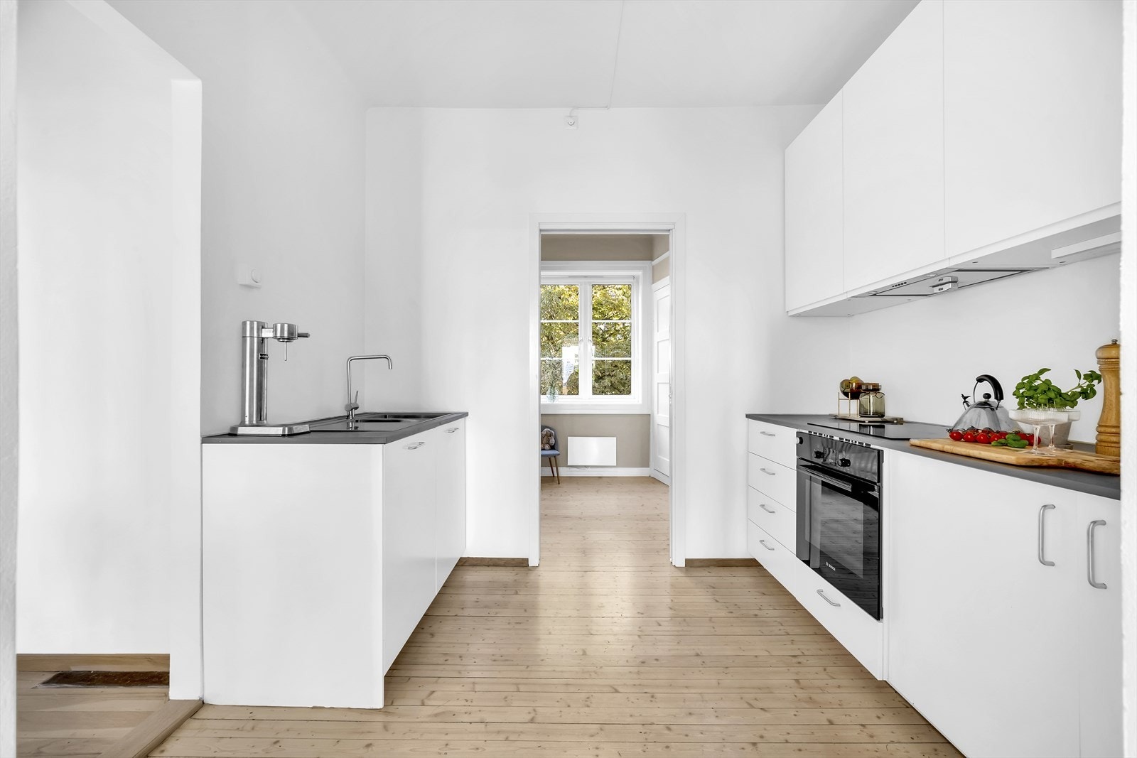 Det er godt med lagringsplass i både skap og skuffer, samt god plass til matlaging. Galleribilde