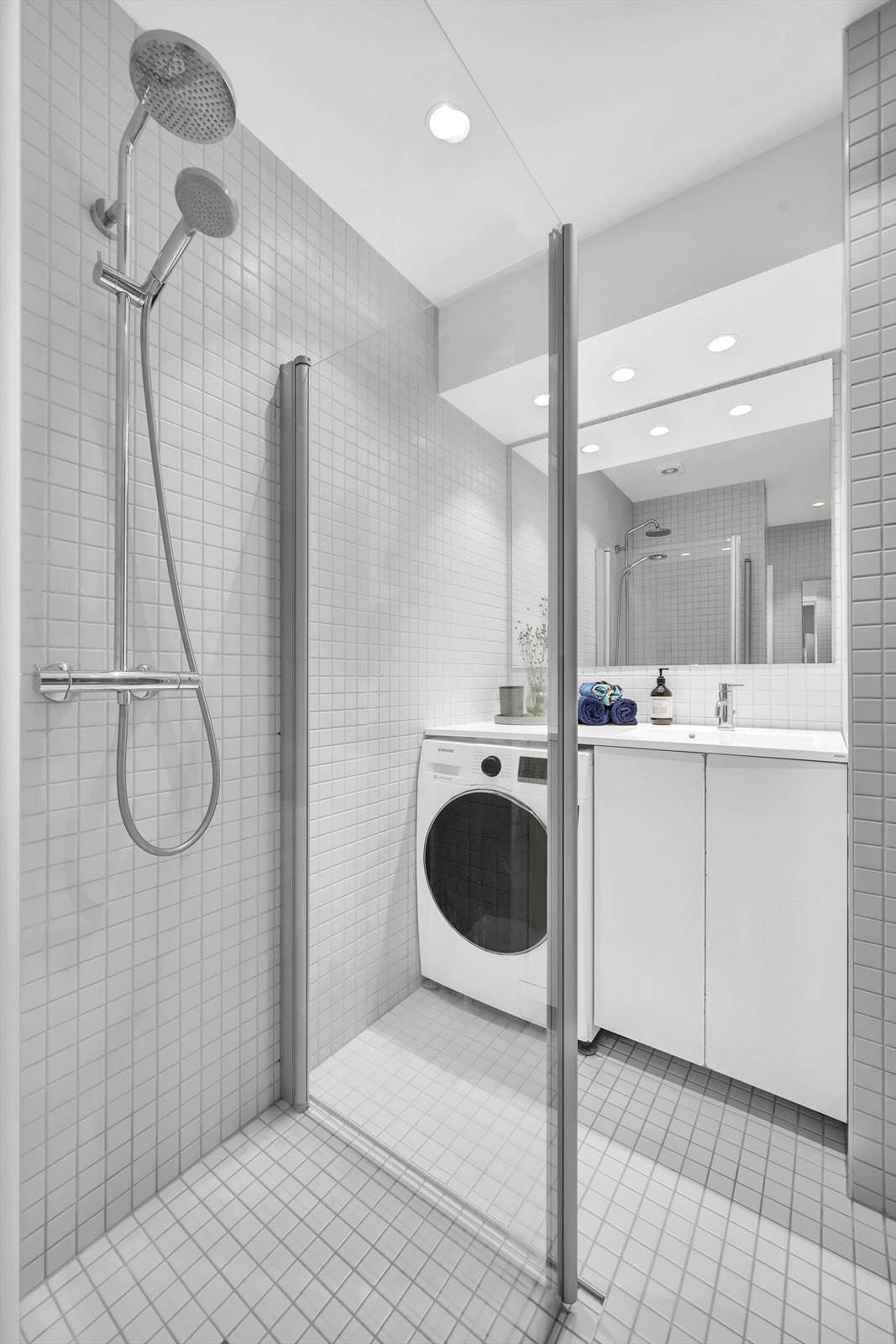 Delikat og tidløst bad pusset opp i 2016. Det er opplegg for vaskemaskin. Galleribilde