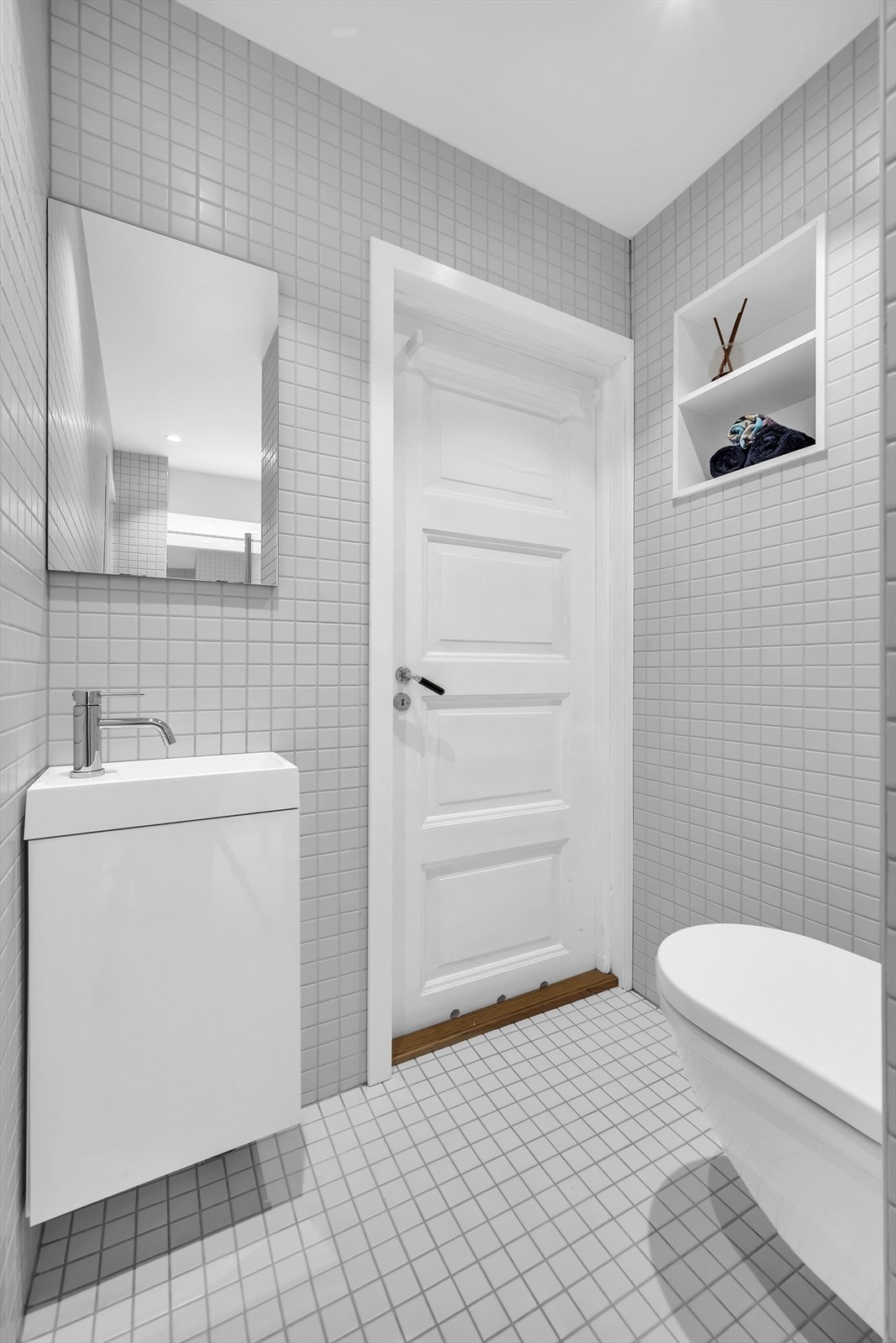 Det er elektrisk avtrekk med ventil i tak og varmtvannsbereder på cirka 100 liter plassert over baderomshimling. Galleribilde