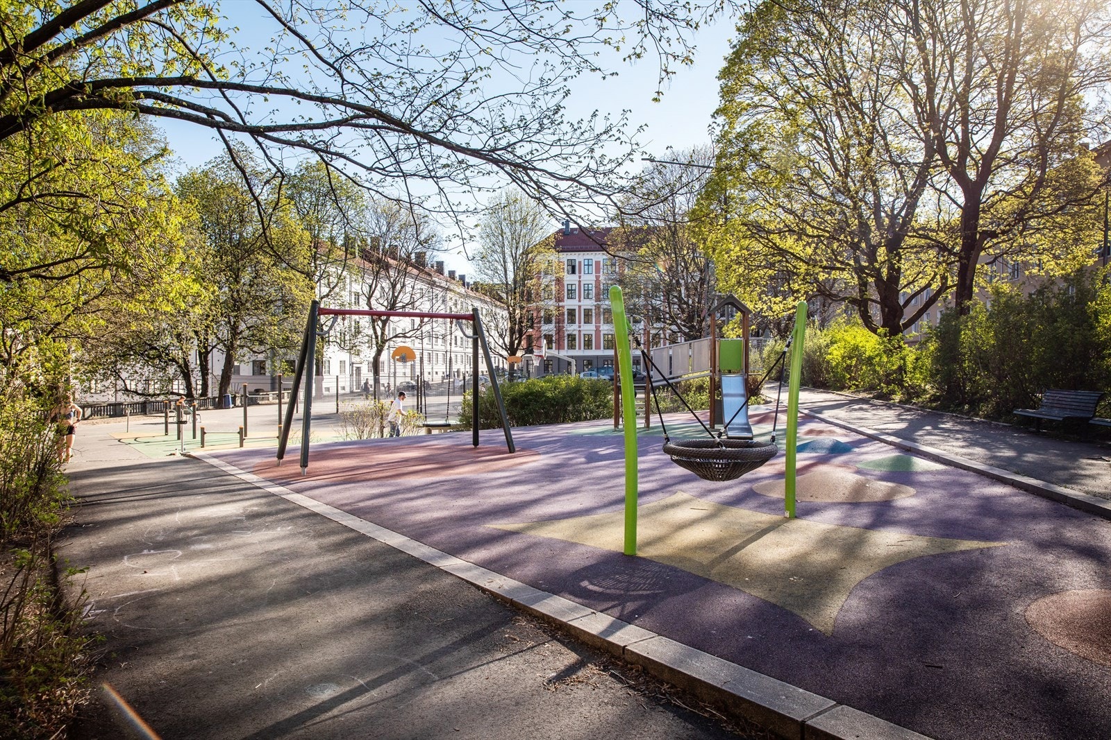 Hyggelige Edvald Rygh's park med ulike lekeapparater og treningsstativer. Galleribilde
