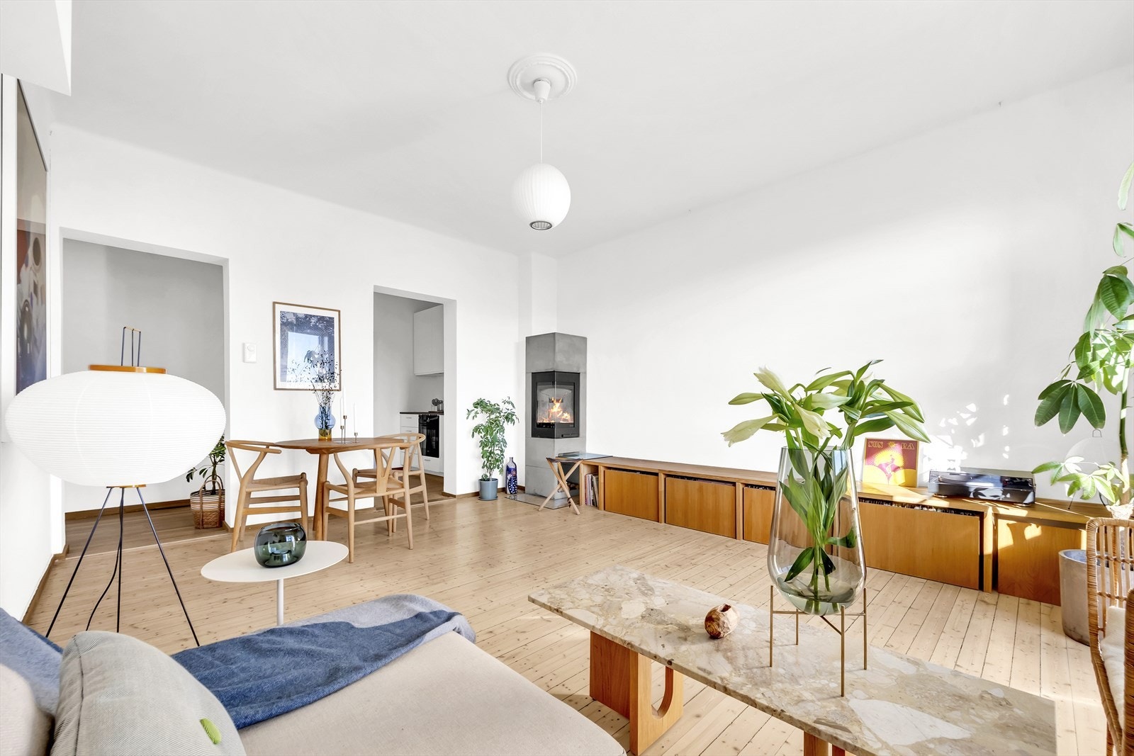 Rommet har nydelige detaljer med slipt tregulv og rosett i himling. Galleribilde