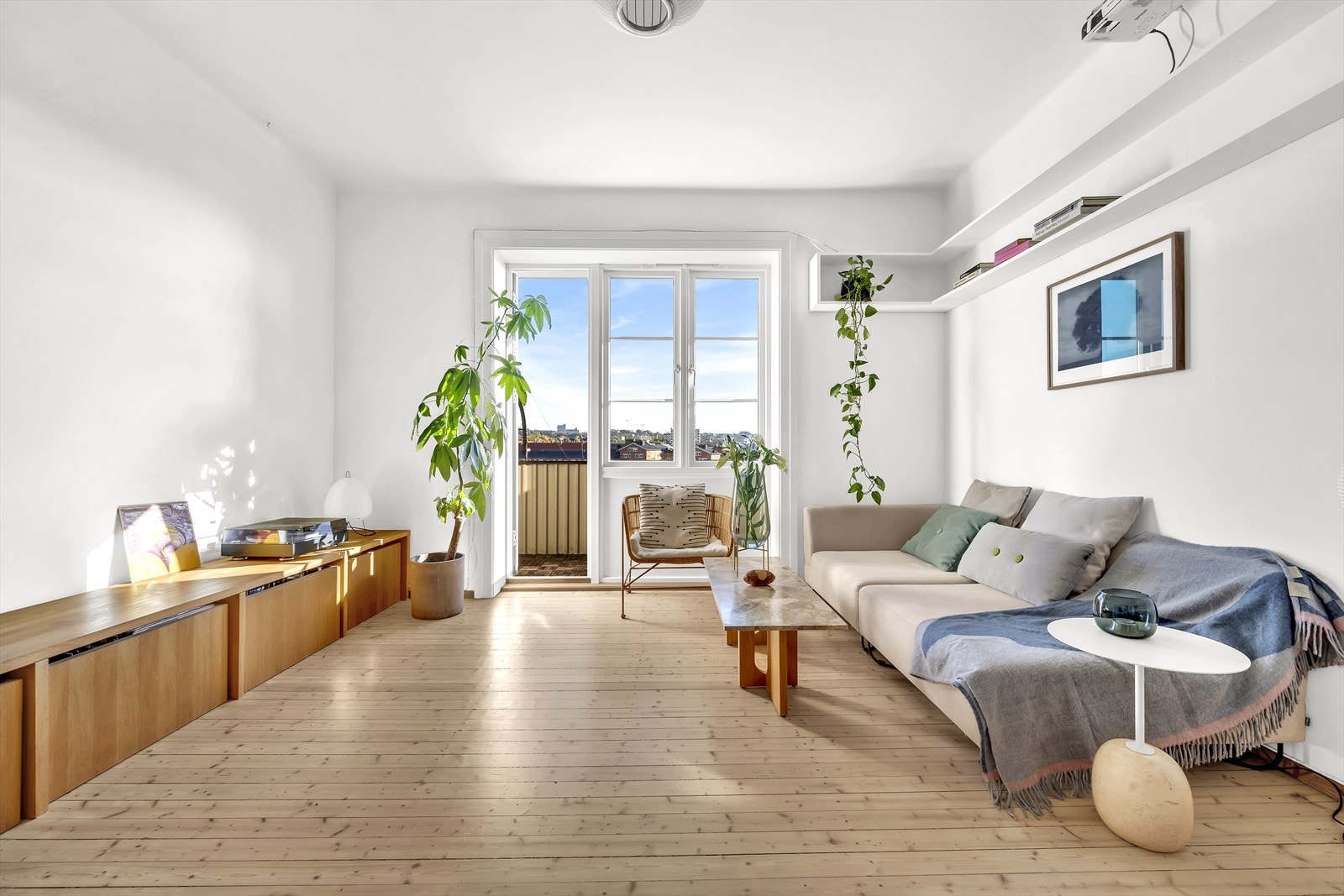 Lys, innbydende og hyggelig stue med utsikt og utgang til balkong. Galleribilde