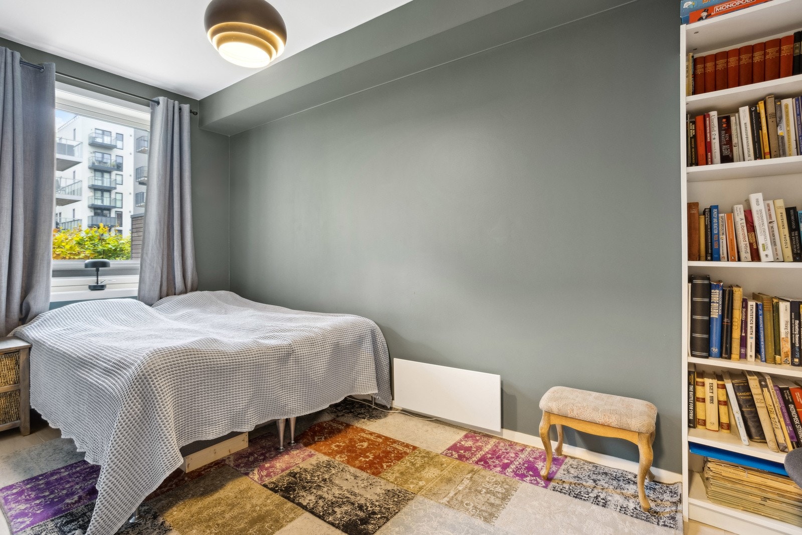 Soverommet er stort og har en egen bod/garderoberom Galleribilde