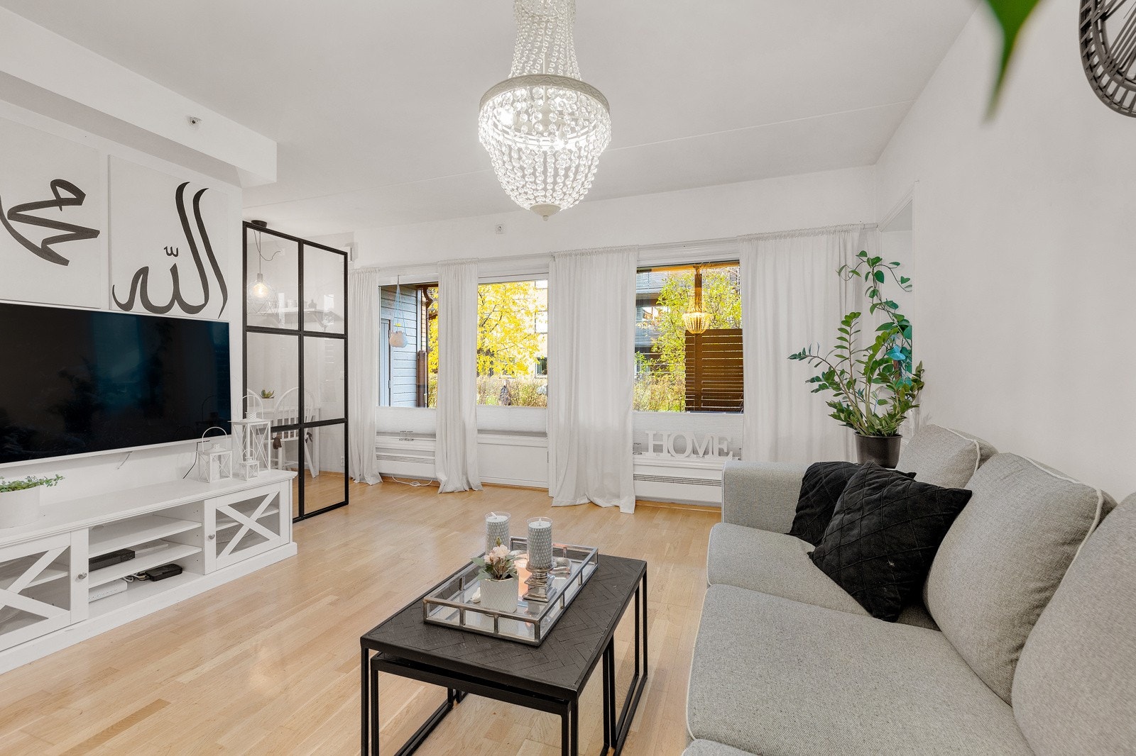 Store vindusflater sørger for godt med dagslys. Galleribilde