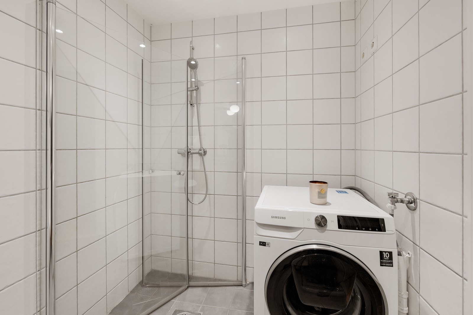 Badet er romslig og har opplegg for vaskemaskin. Galleribilde