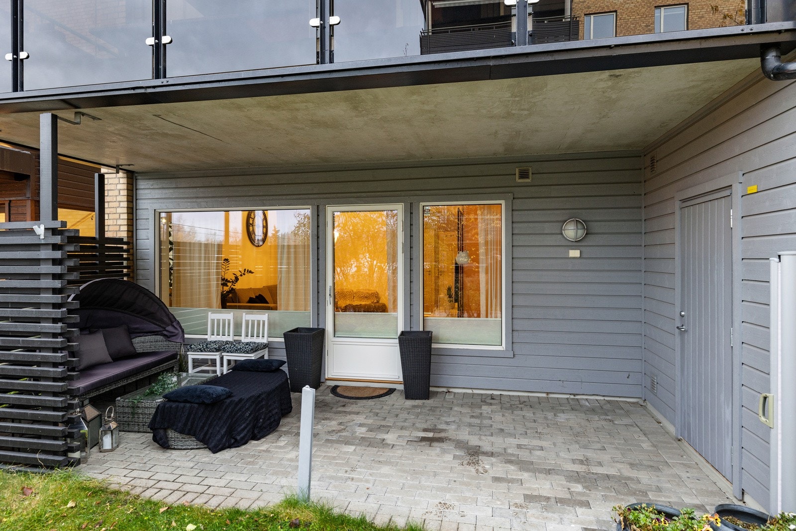 Plattingen har beleggningsstein og adkomst til noe plen som er omkranset av hekk. Galleribilde