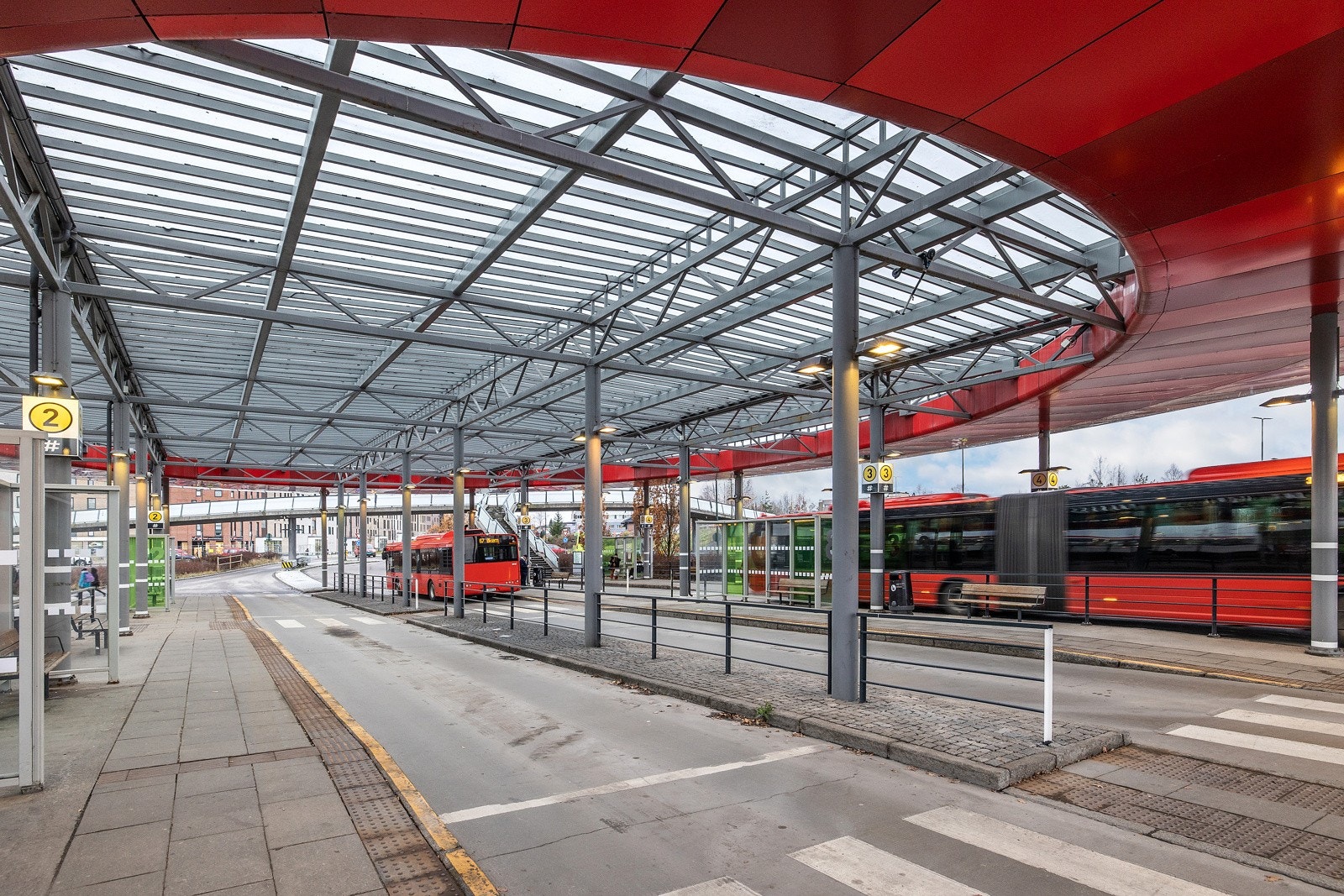 Metro stasjon er et populært kuntepunkt med busser inn til Oslo og ut mot Lillestrøm/Gardemoen. Galleribilde