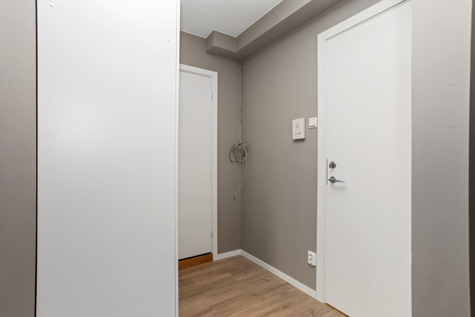 Det er satt inn et stort garderobeskap i gangen. Galleribilde