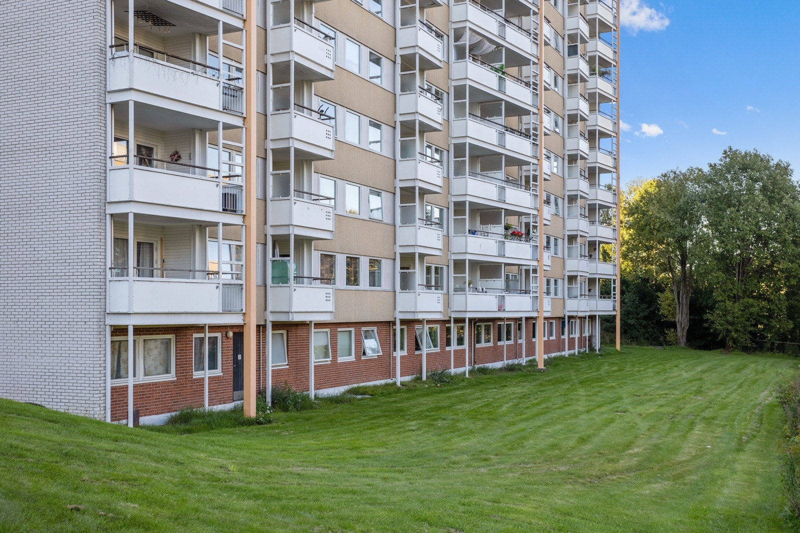 Leiligheten ligger i underetasen. Fra vinduene ser man ut over grønne plener. Galleribilde